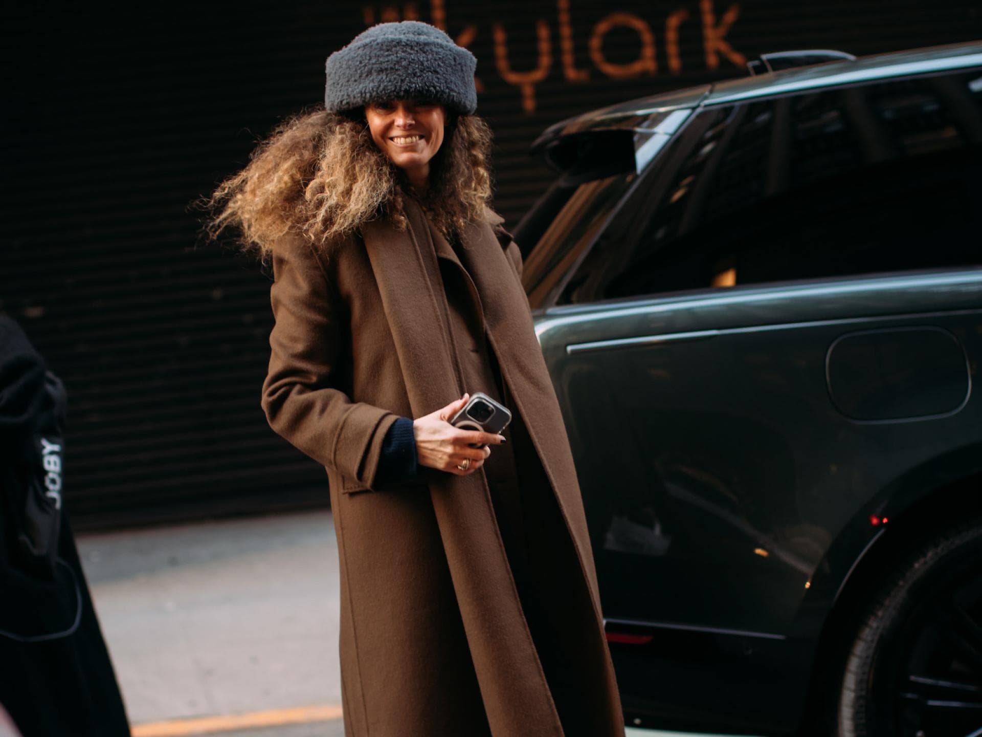 Mantel in Mocha Mousse Streetstyle