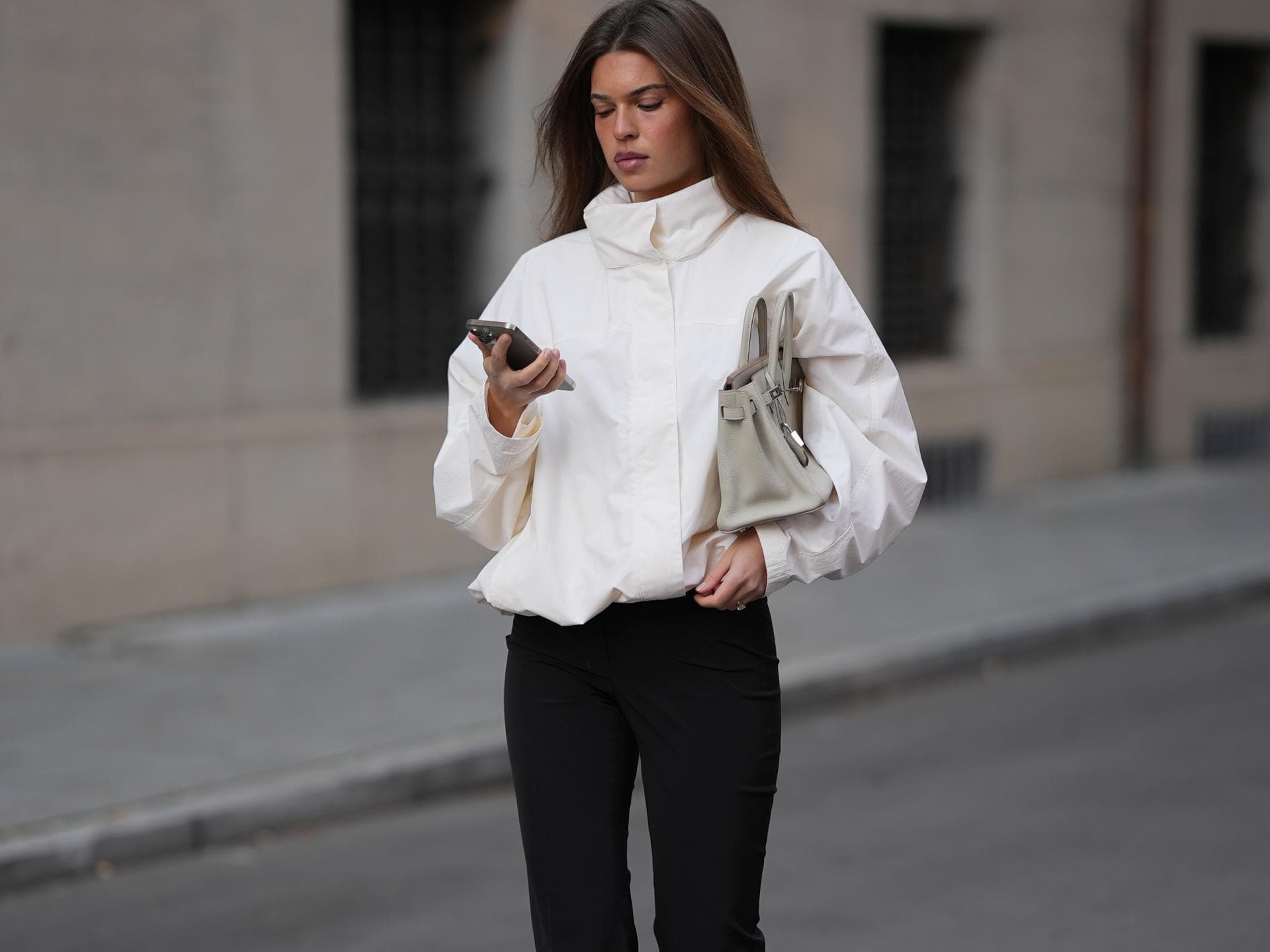 Schwarze Hose kombinieren: So wird der Mode-Klassiker zum Hingucker Schwarze Hose kombinieren: So wird der Mode-Klassiker zum Hingucker