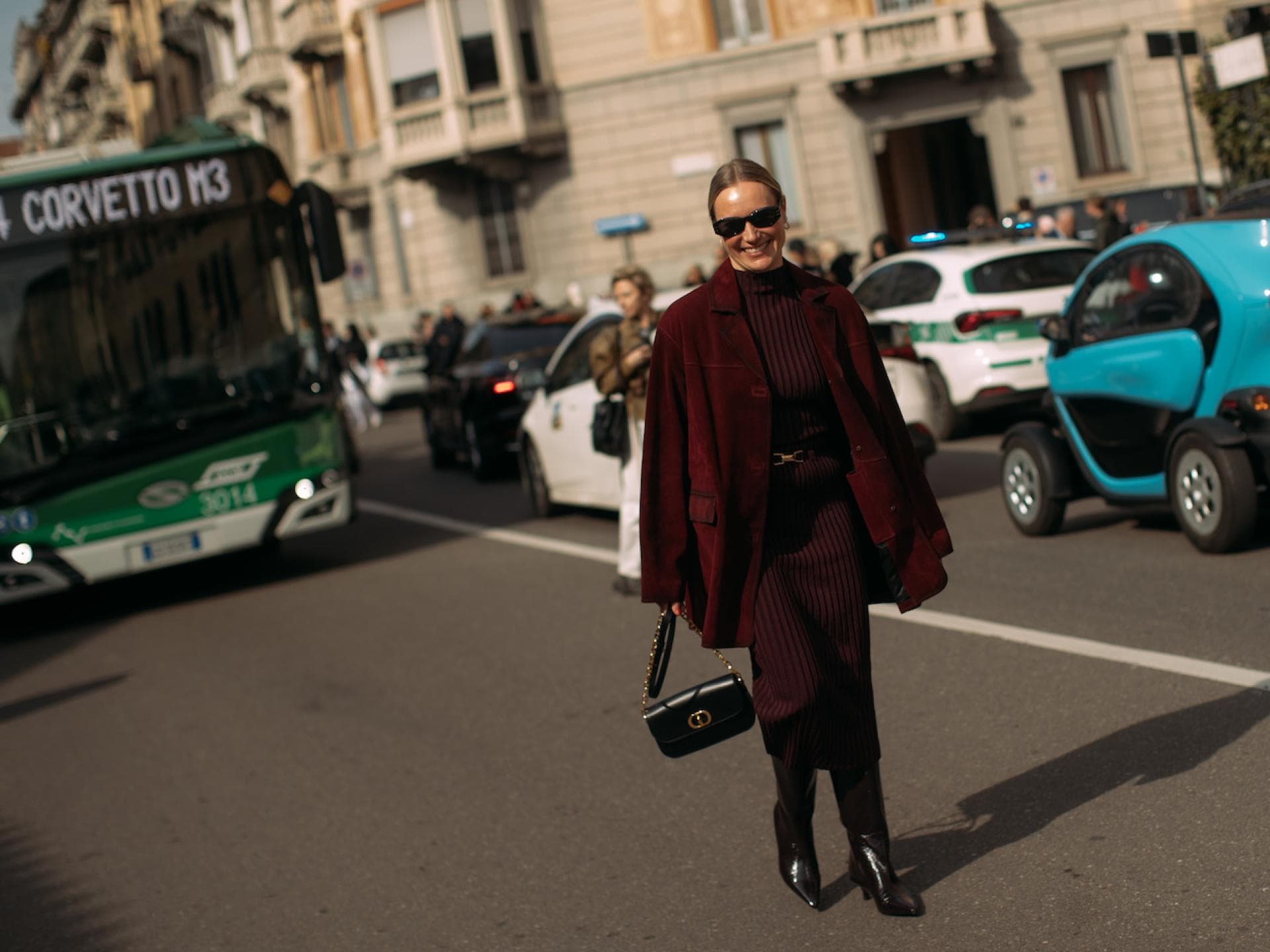 Streetstyle Frau in Strickkleid mit Turtleneck Streetstyle Frau in Strickkleid mit Turtleneck