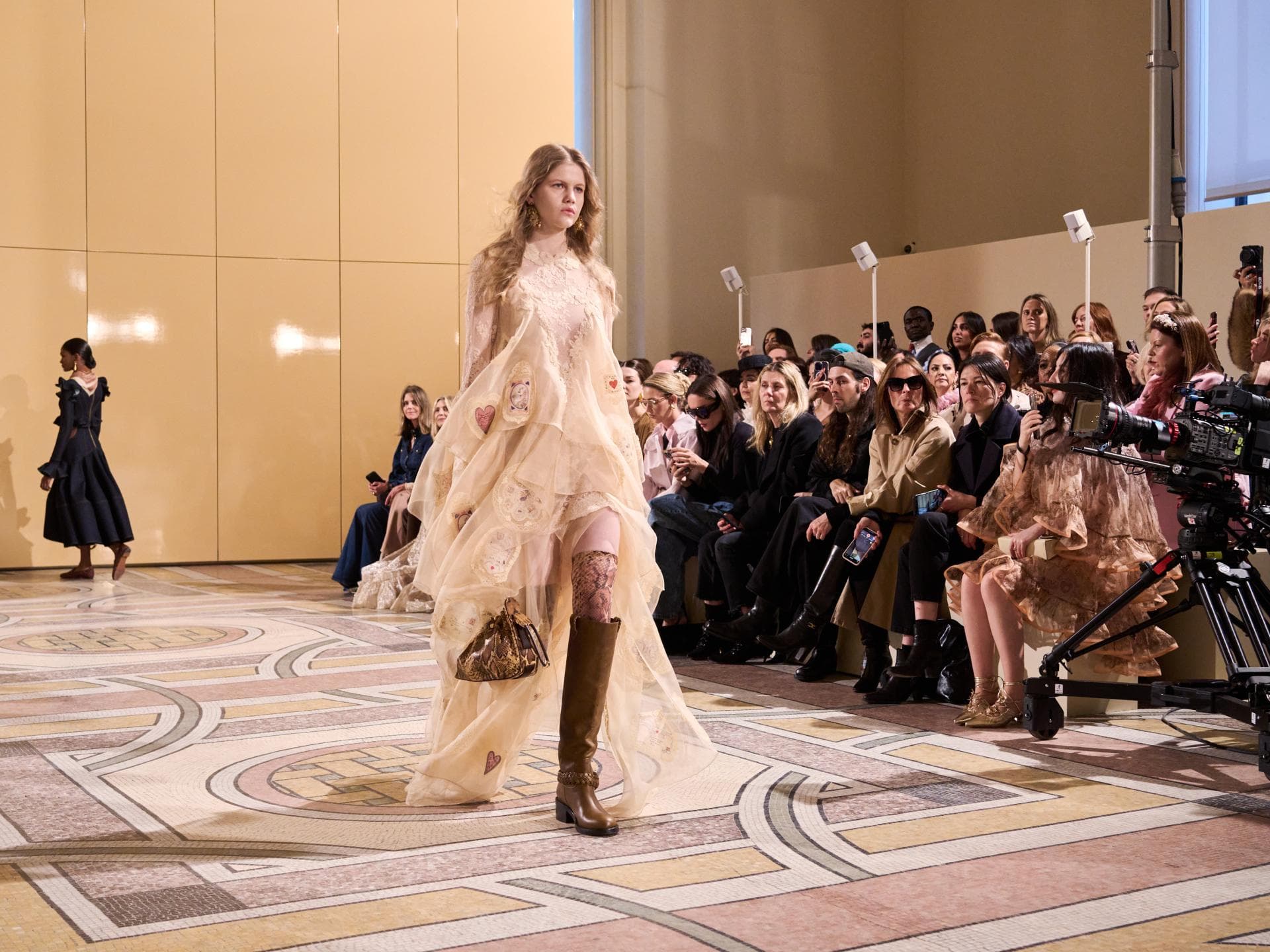 Darum sind Naked Dresses der aufregendste Mode-Trend für die Festzeit 2025