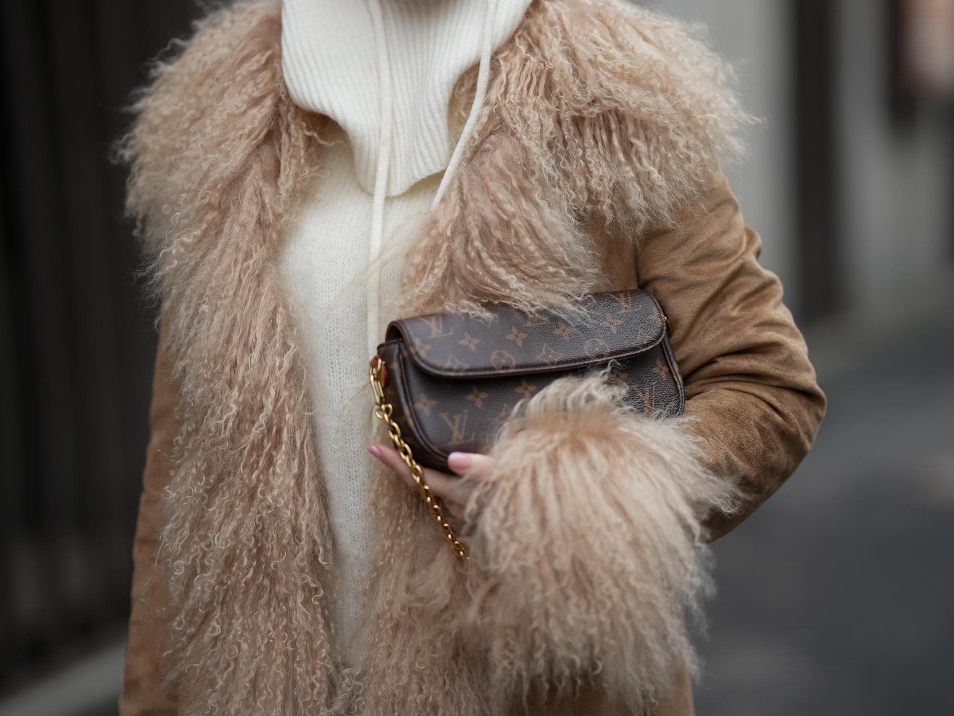 Kein Mantel liegt im Winter 2025/2026 so im Trend wie dieser