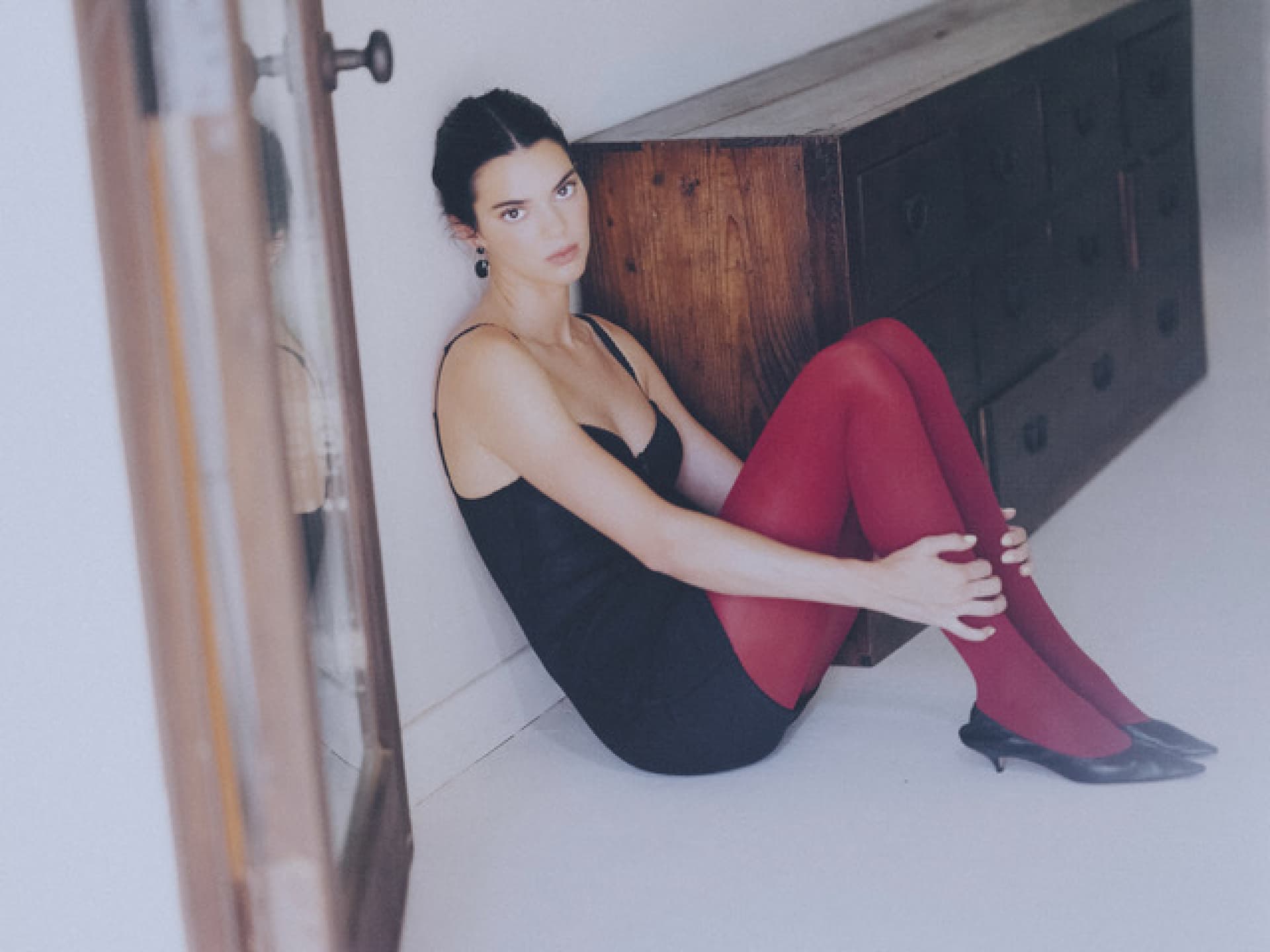 Rote Strumpfhose kombinieren: Kendall Jenner macht's vor Rote Strumpfhose kombinieren: Kendall Jenner macht's vor