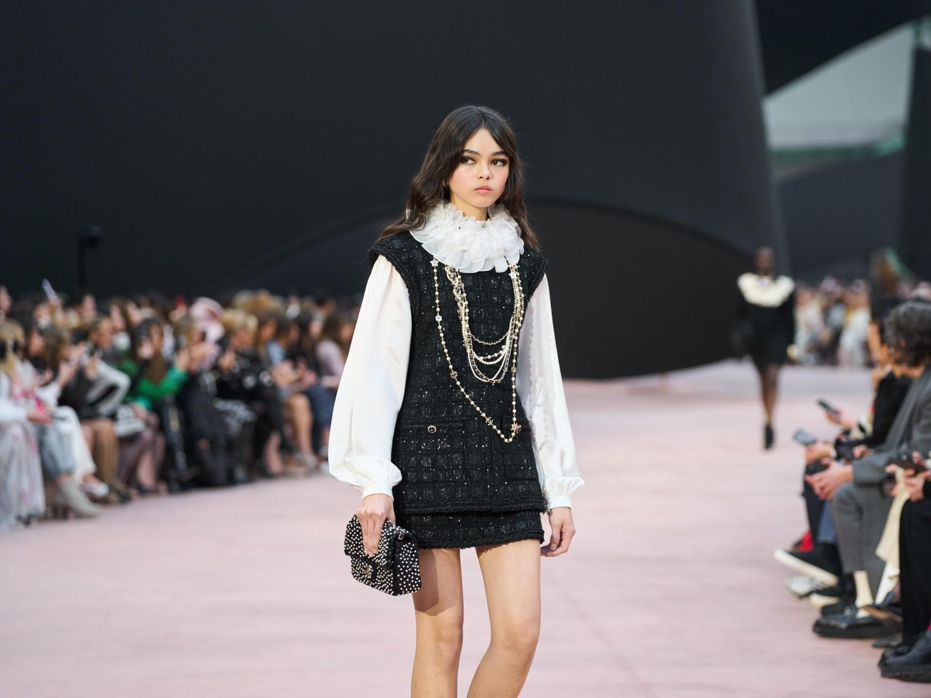 Diese Kette aus dem Schmuckkästchen deiner Oma ist im Winter Mode-Trend Diese Kette aus dem Schmuckkästchen deiner Oma ist im Winter Mode-Trend