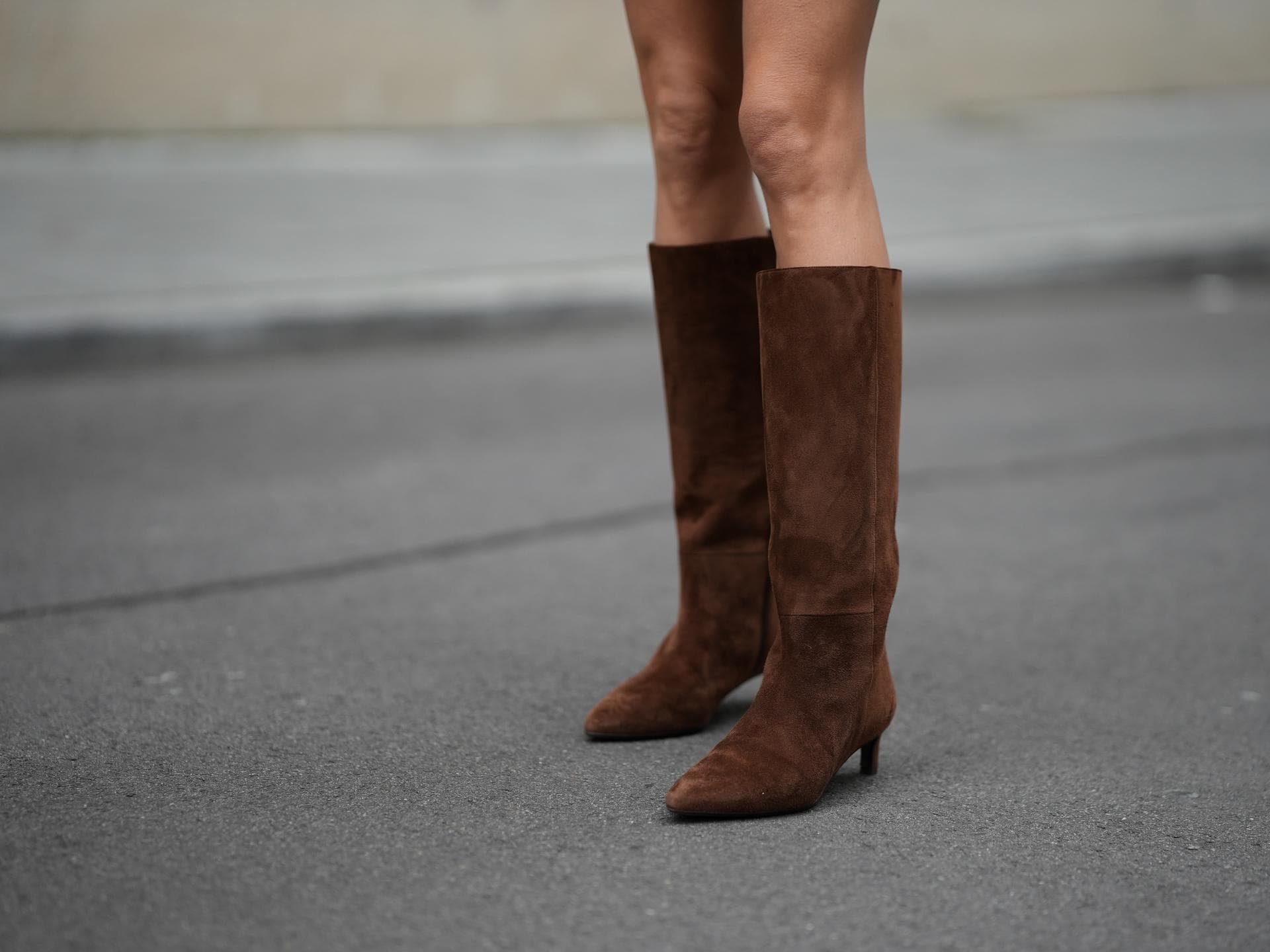 Die braunen Wildlederstiefel von Sézane sind eine Investition für die Ewigkeit Die braunen Wildlederstiefel von Sézane sind eine Investition für die Ewigkeit