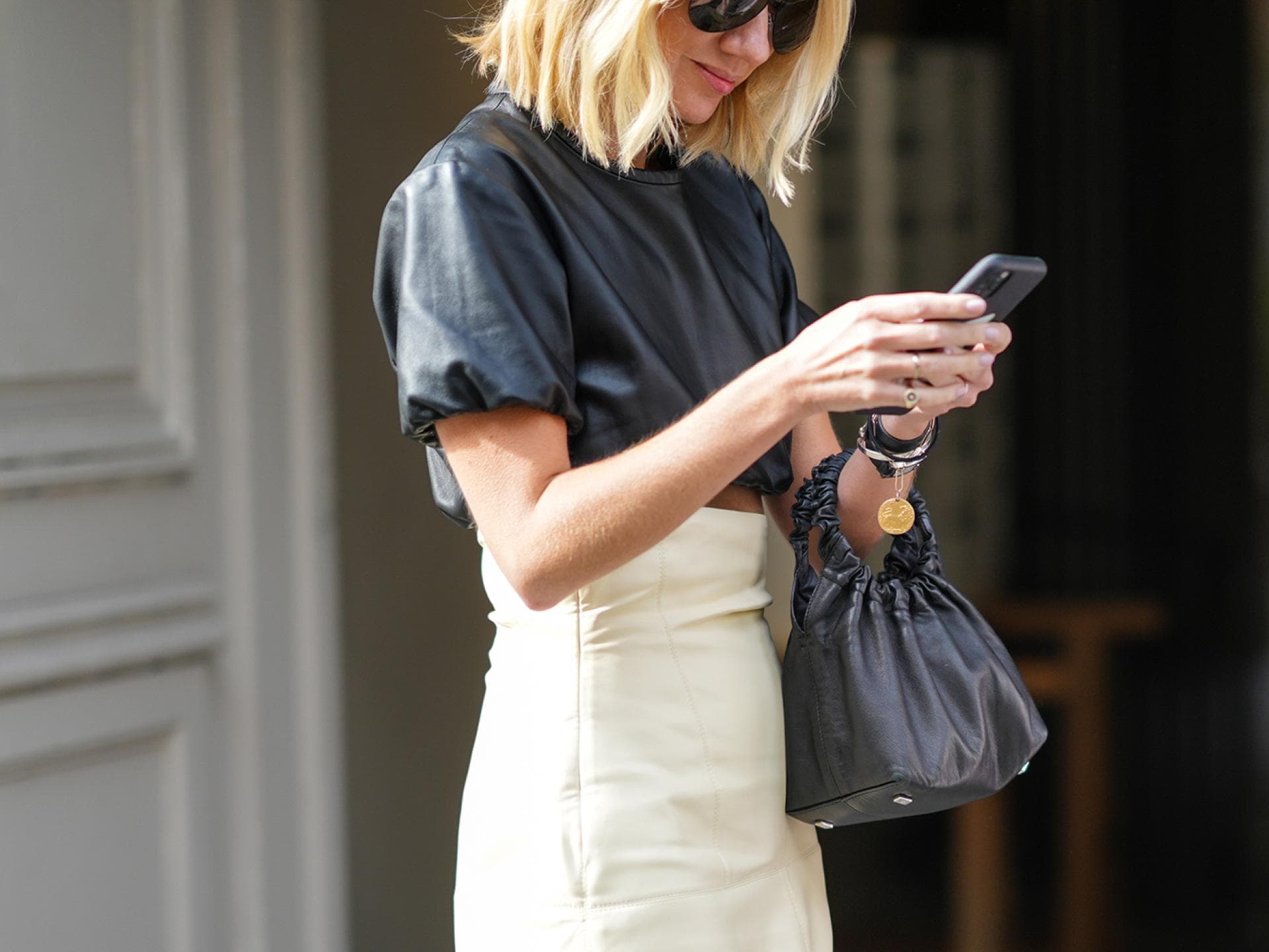 Eine stylische Frau checkt ihr Handy