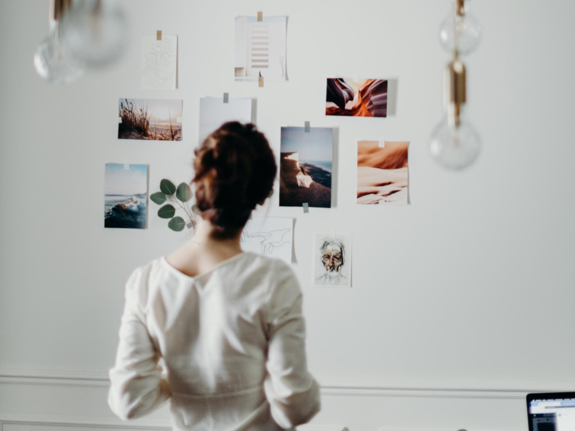 Eine Frau hängt ihre Urlaubsbilder auf