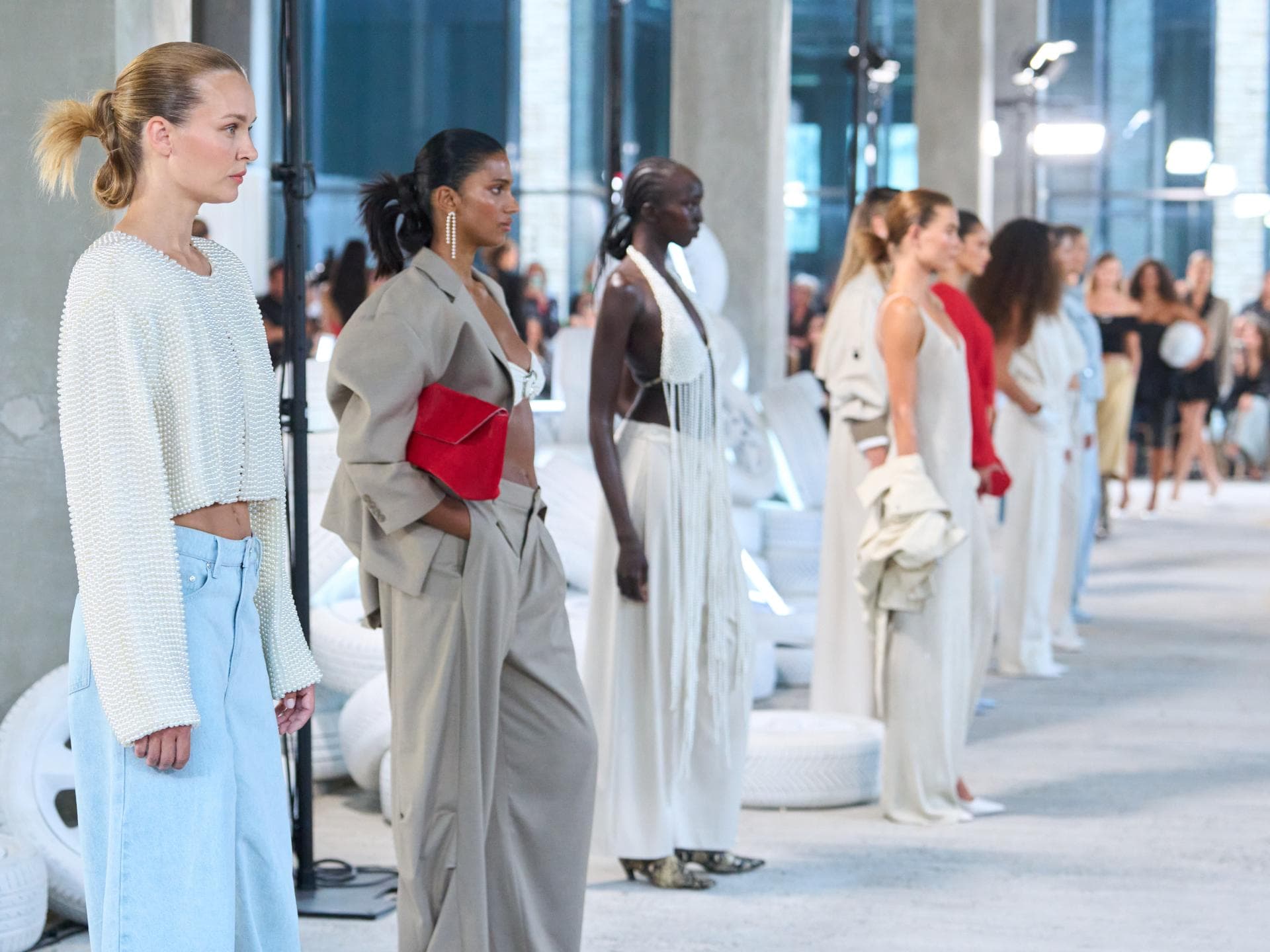 Mode-Trends 2026: Fashion Girls kombinieren im Frühling dieses überraschende Farb-Duo