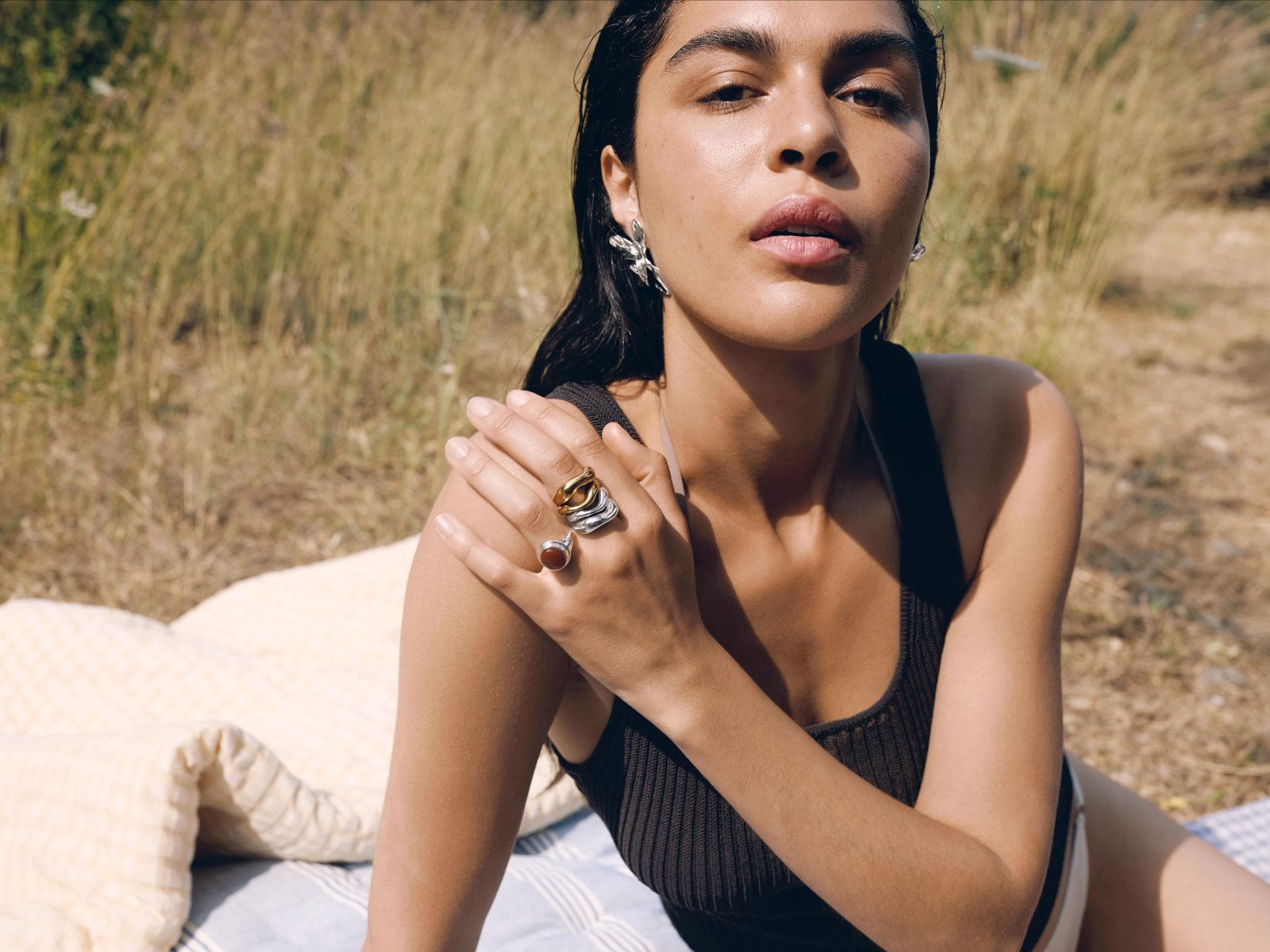 "Unbound Jewellery" ist der Schmuck-Trend, den wir uns für den Frühling 2026 vormerken "Unbound Jewellery" ist der Schmuck-Trend, den wir uns für den Frühling 2026 vormerken