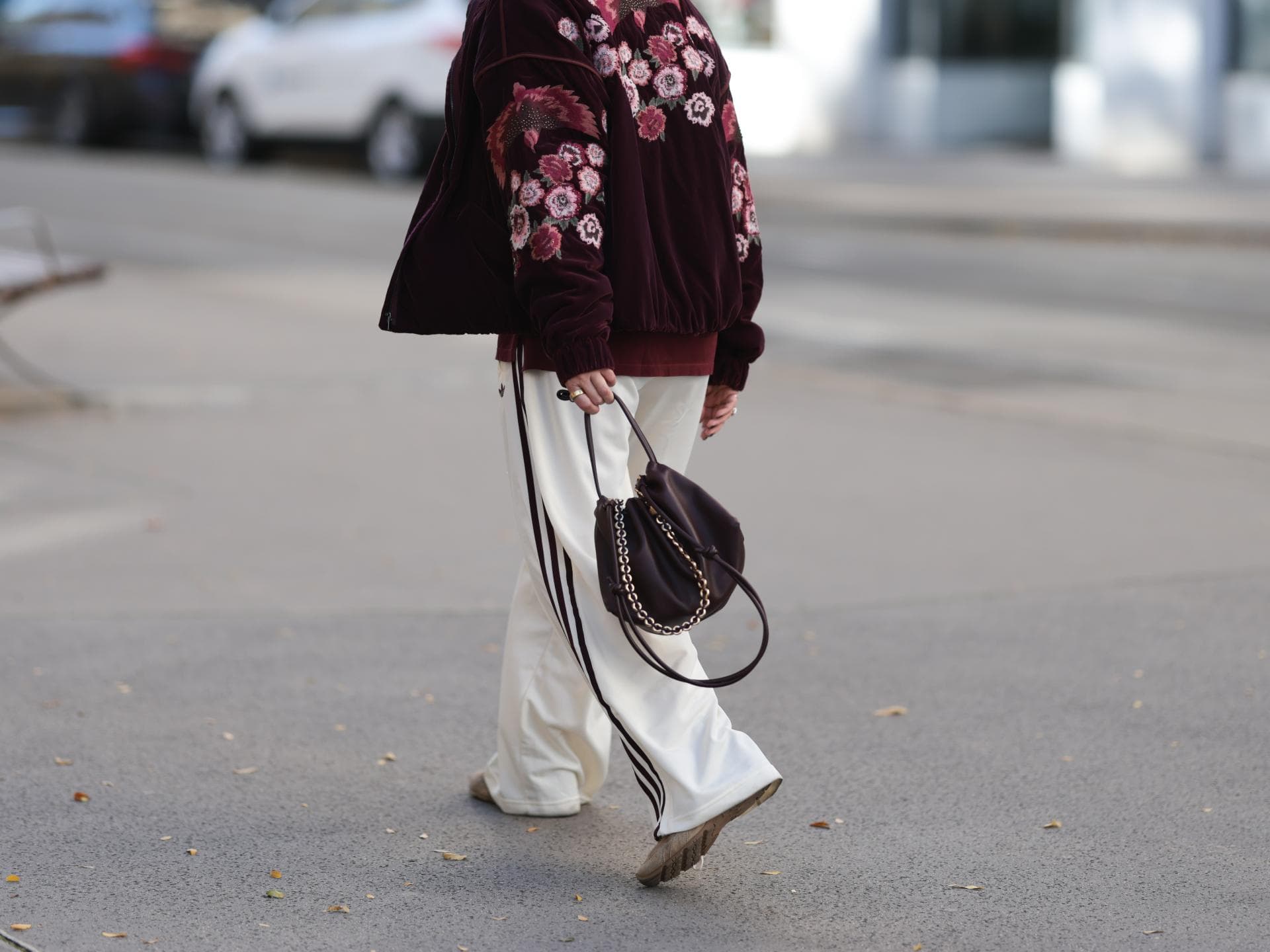 Der cremeweiße Sneaker von Adidas ist 2026 der Liebling stylischer Frauen Der cremeweiße Sneaker von Adidas ist 2026 der Liebling stylischer Frauen