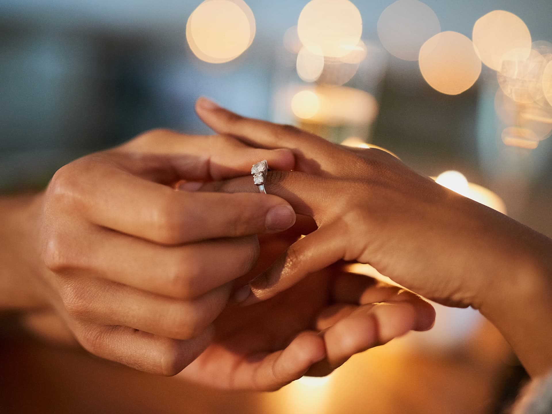 Ein Paar verlobt sich