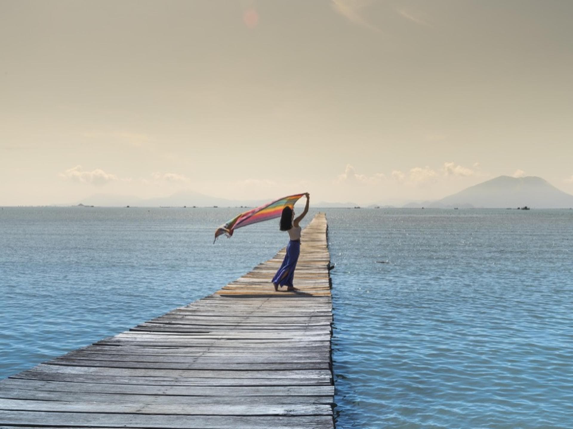 Eine Frau läuft auf einem Steg