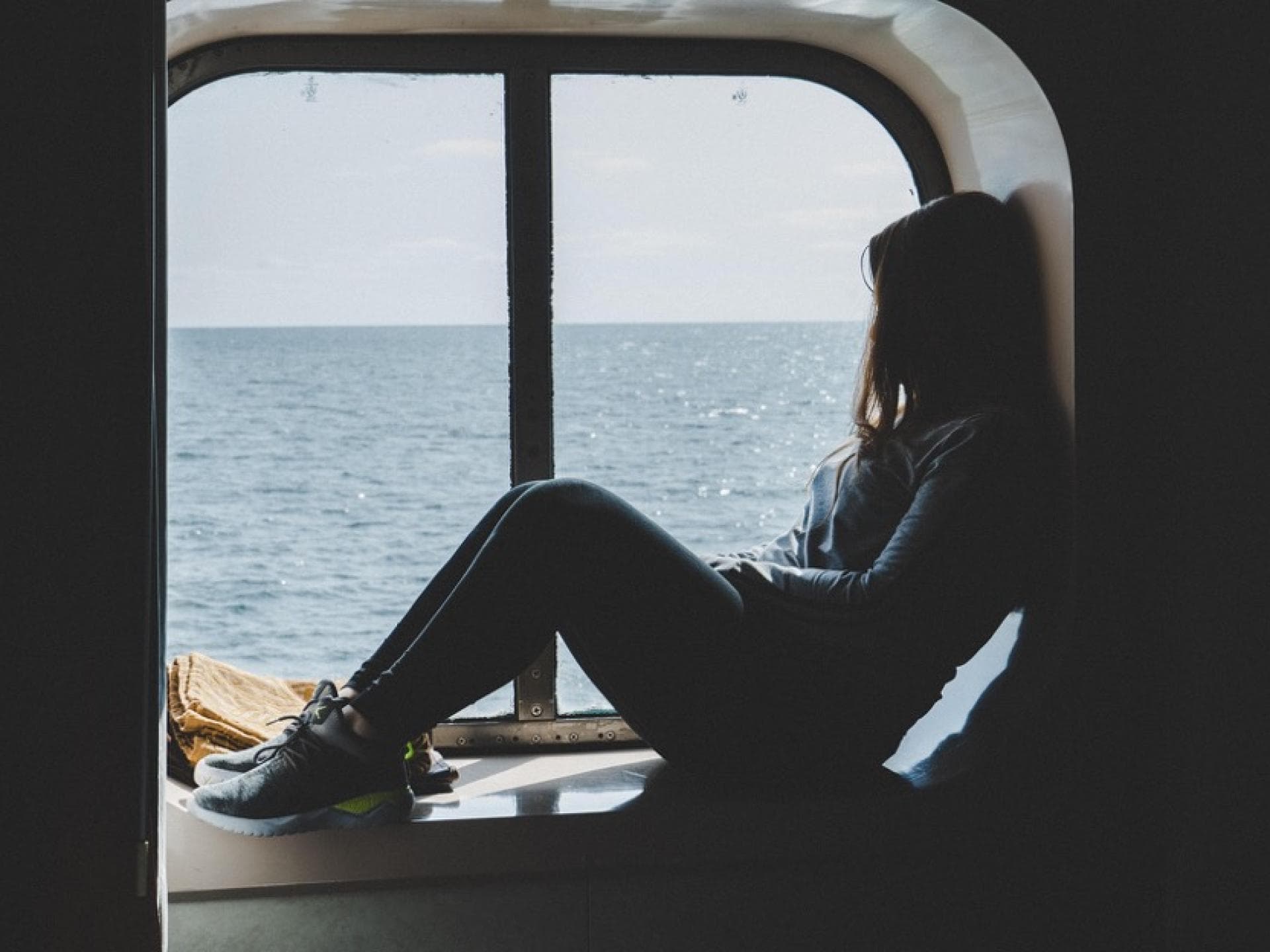 Eine Frau ist auf Kreuzfahrt