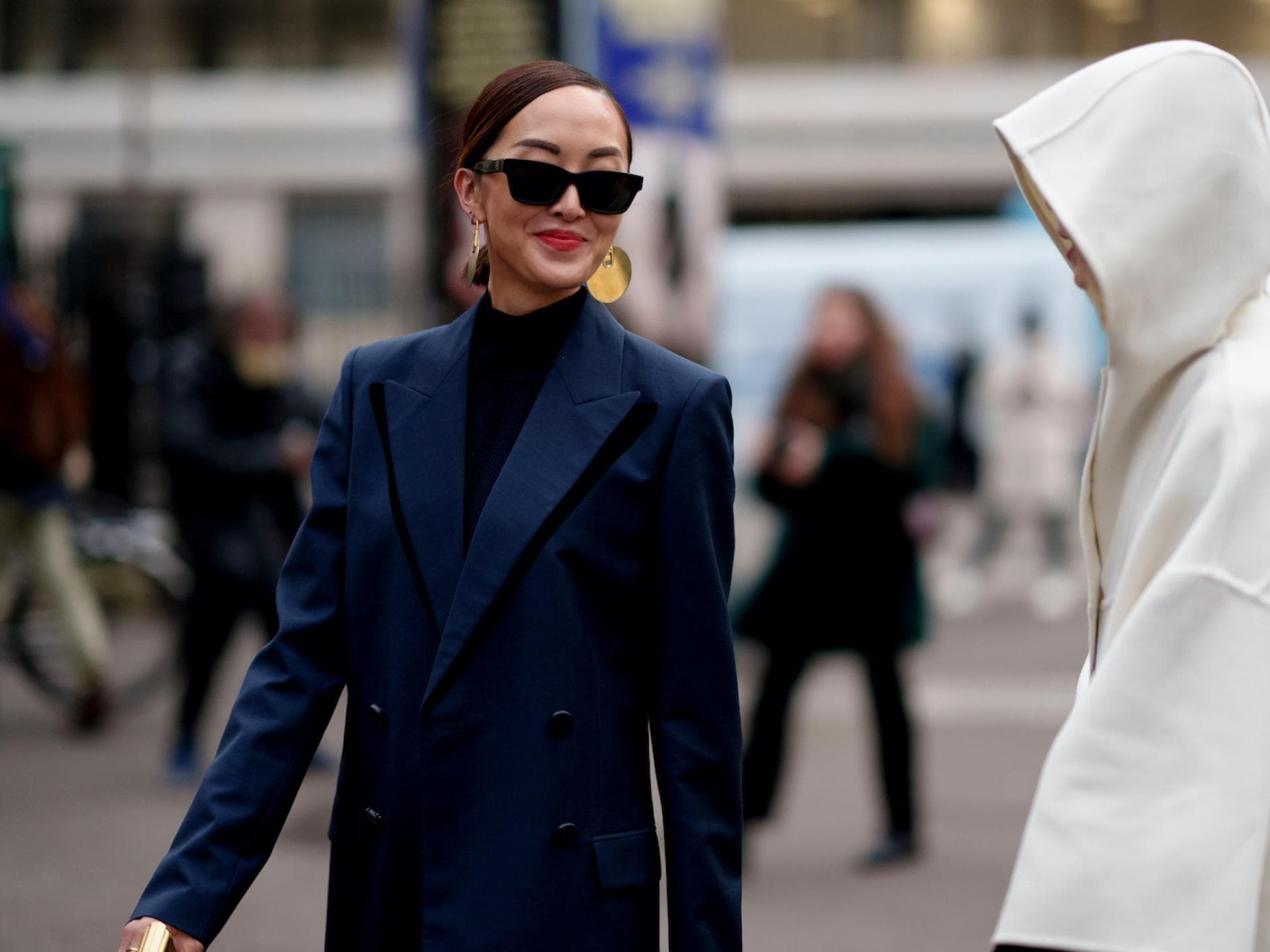 Eine Frau in einem Outfit in Dunkelblau