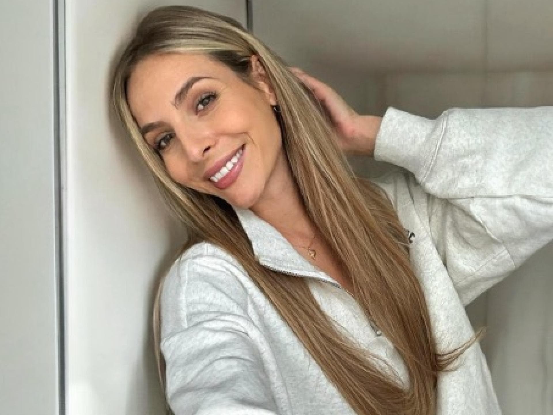 Frau trägt Clip-in Extensions