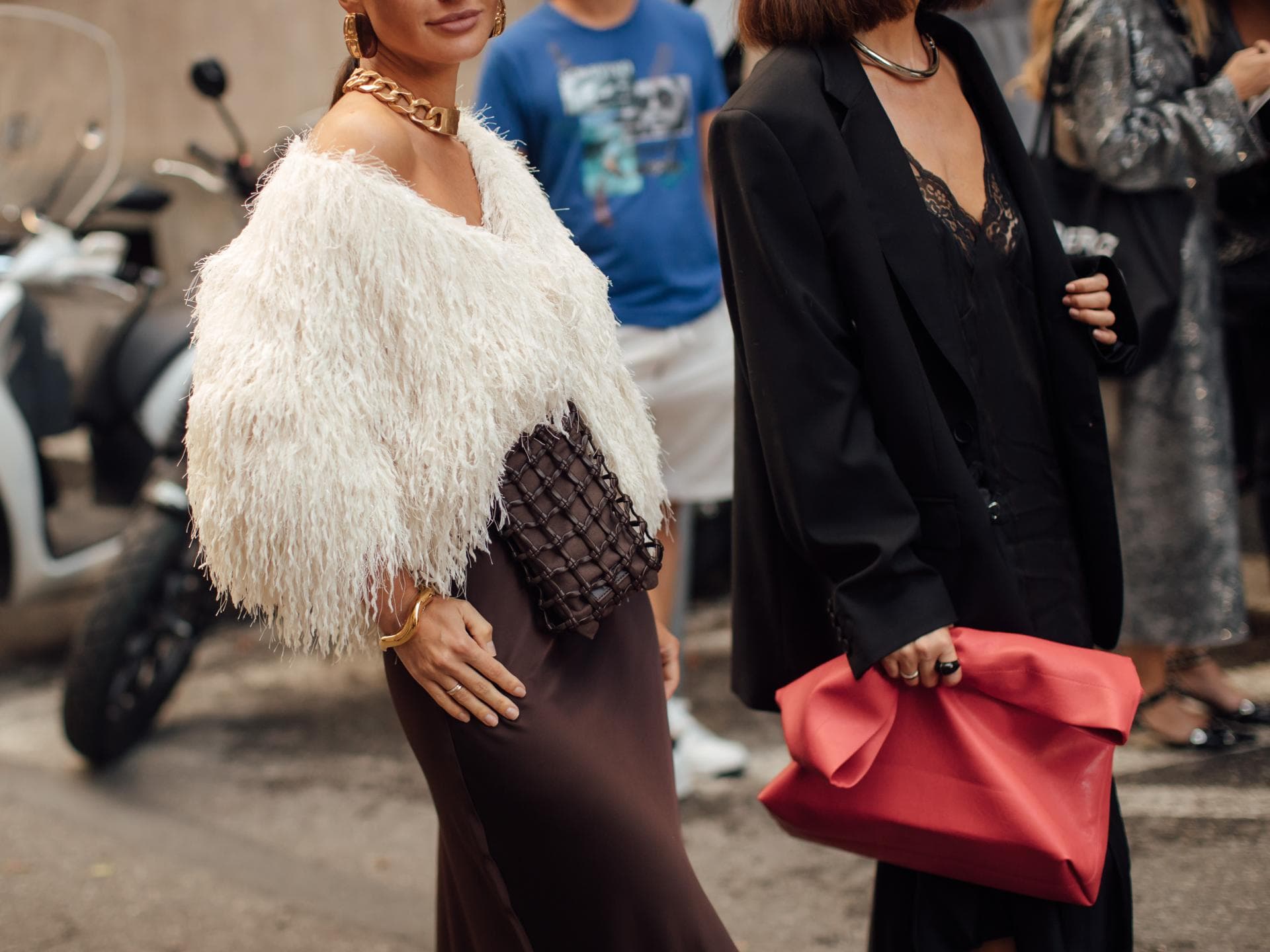 Status-Farbe statt Logo: Warum rote Taschen 2026 das neue "Quiet Luxury" Statement sind Status-Farbe statt Logo: Warum rote Taschen 2026 das neue "Quiet Luxury" Statement sind