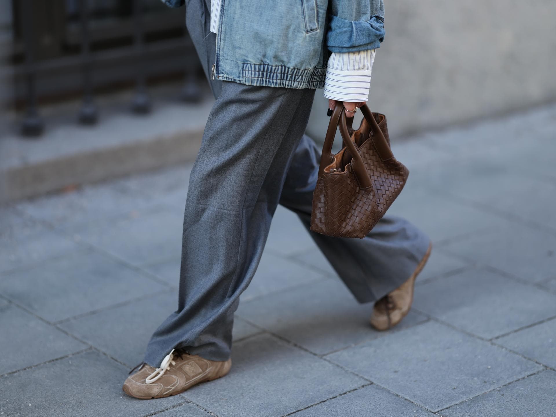 Warum wir im Frühling 2026 nur noch Skinny Sneaker tragen Warum wir im Frühling 2026 nur noch Skinny Sneaker tragen