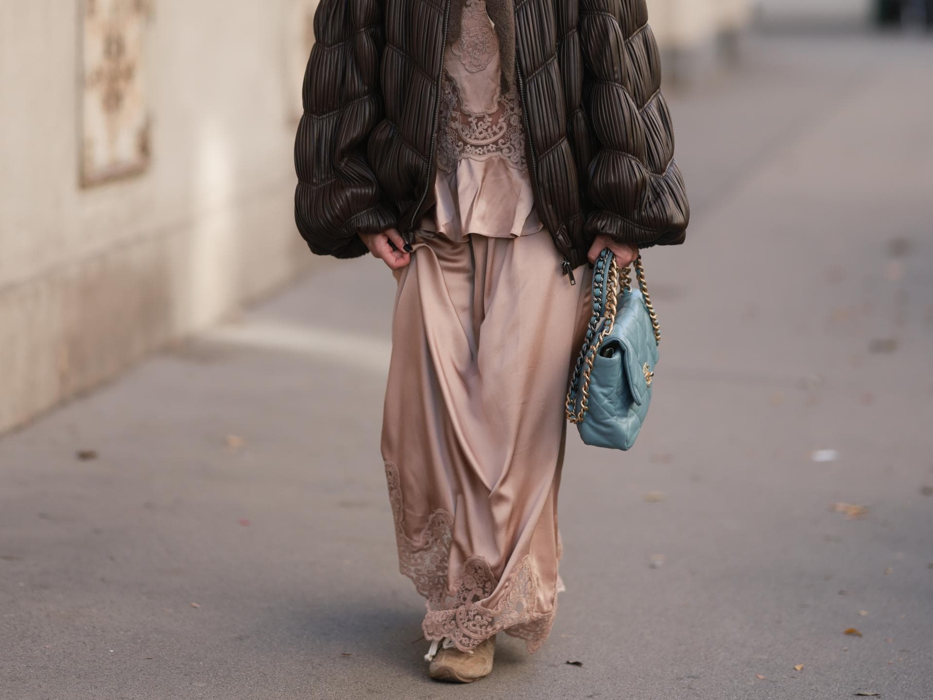 Die Rock-Sneaker-Kombi ist die neue Style-Uniform der Fashion Girls für 2026 Die Rock-Sneaker-Kombi ist die neue Style-Uniform der Fashion Girls für 2026