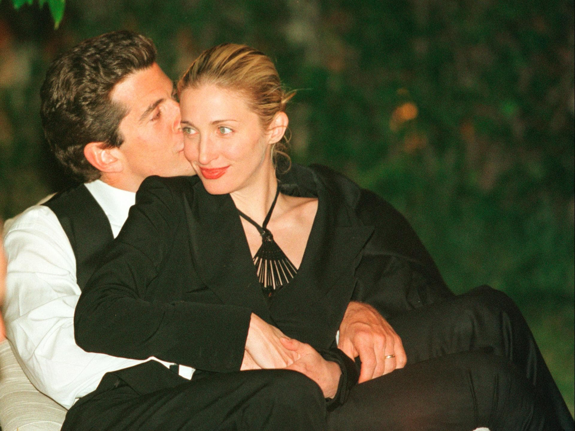 Dieses Parfum trug Carolyn Bessette-Kennedy – und so duftet es Dieses Parfum trug Carolyn Bessette-Kennedy – und so duftet es