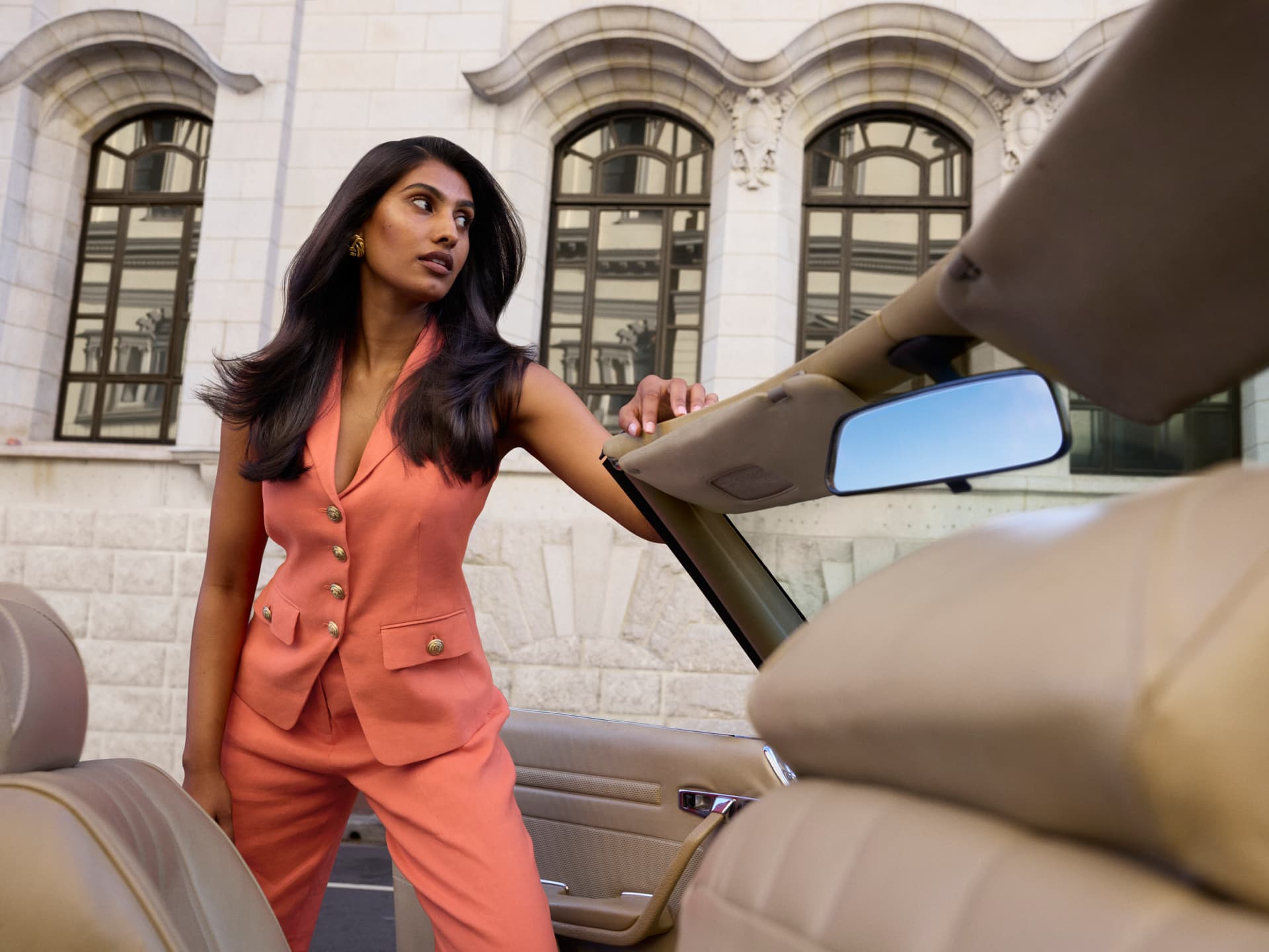 Junge Frau mit einem perfekten Blowout