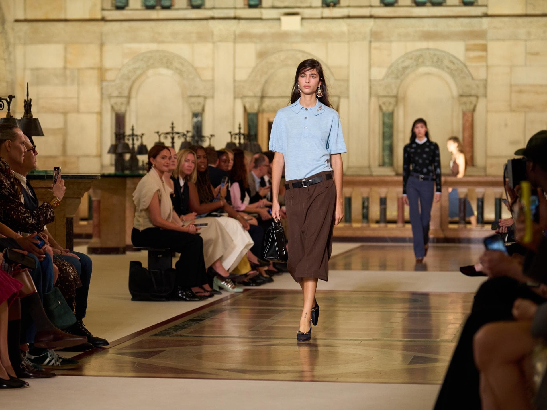 "Librariancore" 2026: 5 Teile, mit denen euch der Bibliothekarinnen-Look im Frühling gelingt "Librariancore" 2026: 5 Teile, mit denen euch der Bibliothekarinnen-Look im Frühling gelingt