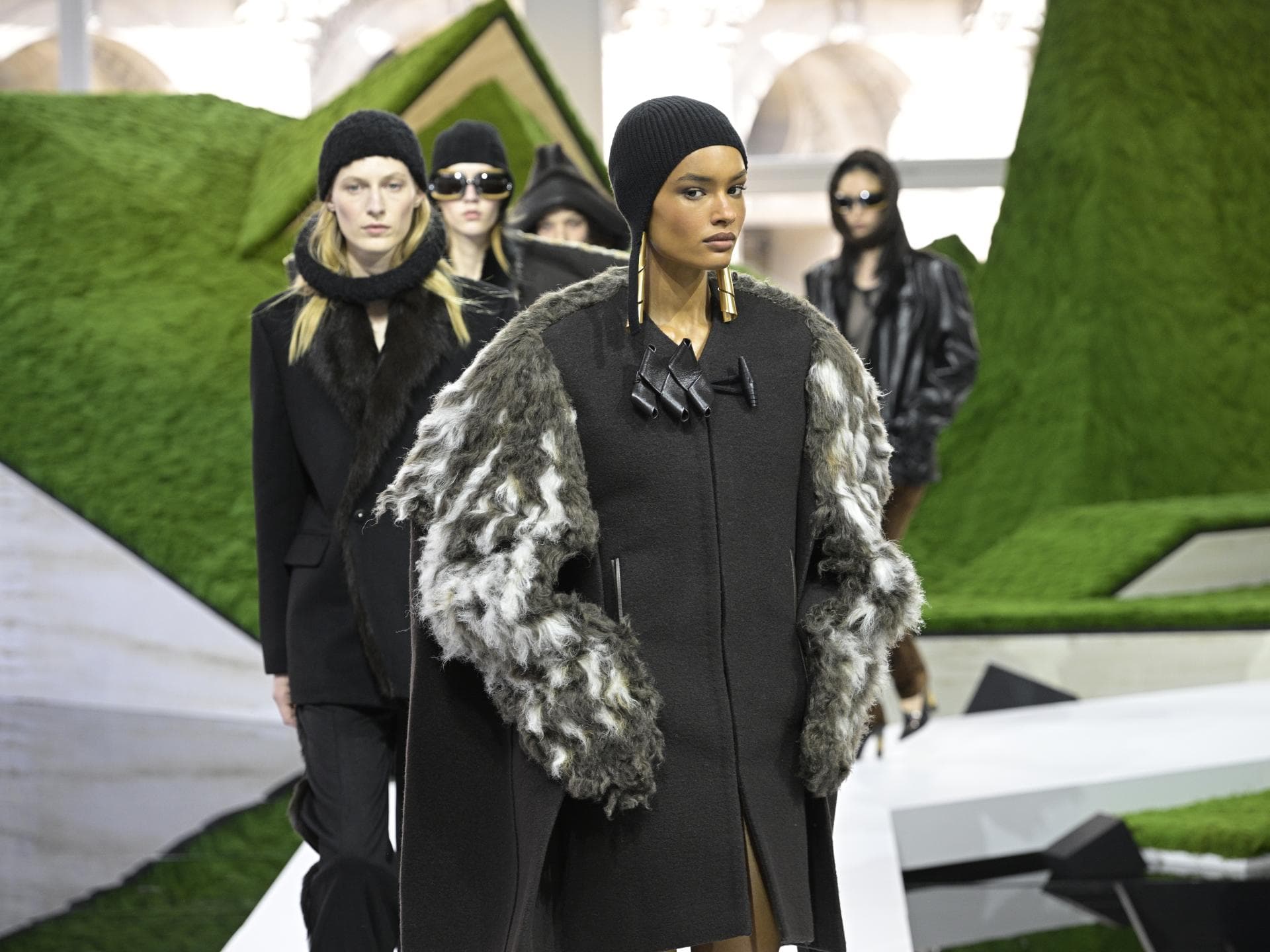 Louis Vuitton bei der Paris Fashion Week: Diese 3 Accessoire-Trends mischen unsere Outfits auf