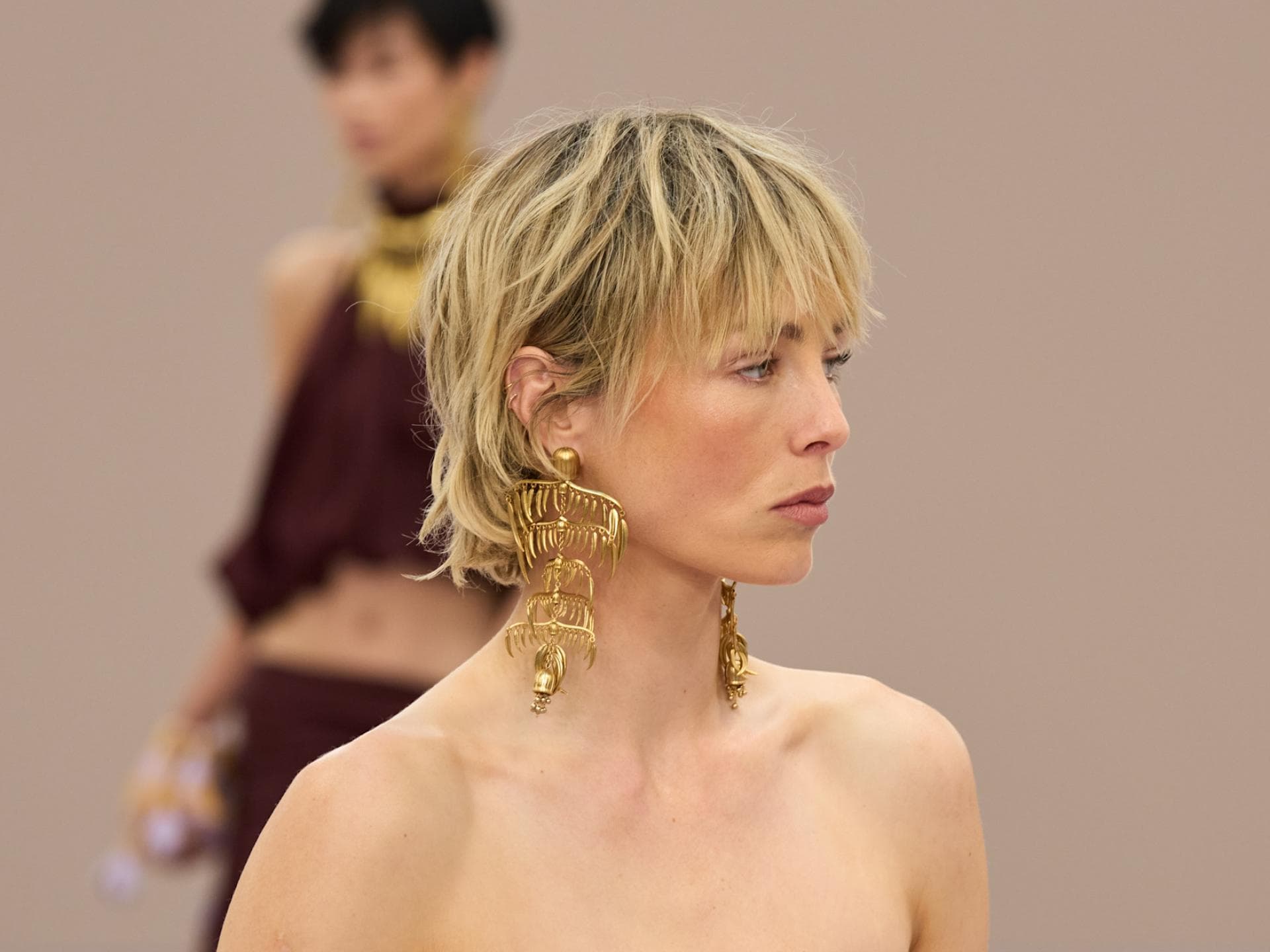 Diese blonde Kurzhaarfrisur liegt im Frühling 2026 besonders im Trend