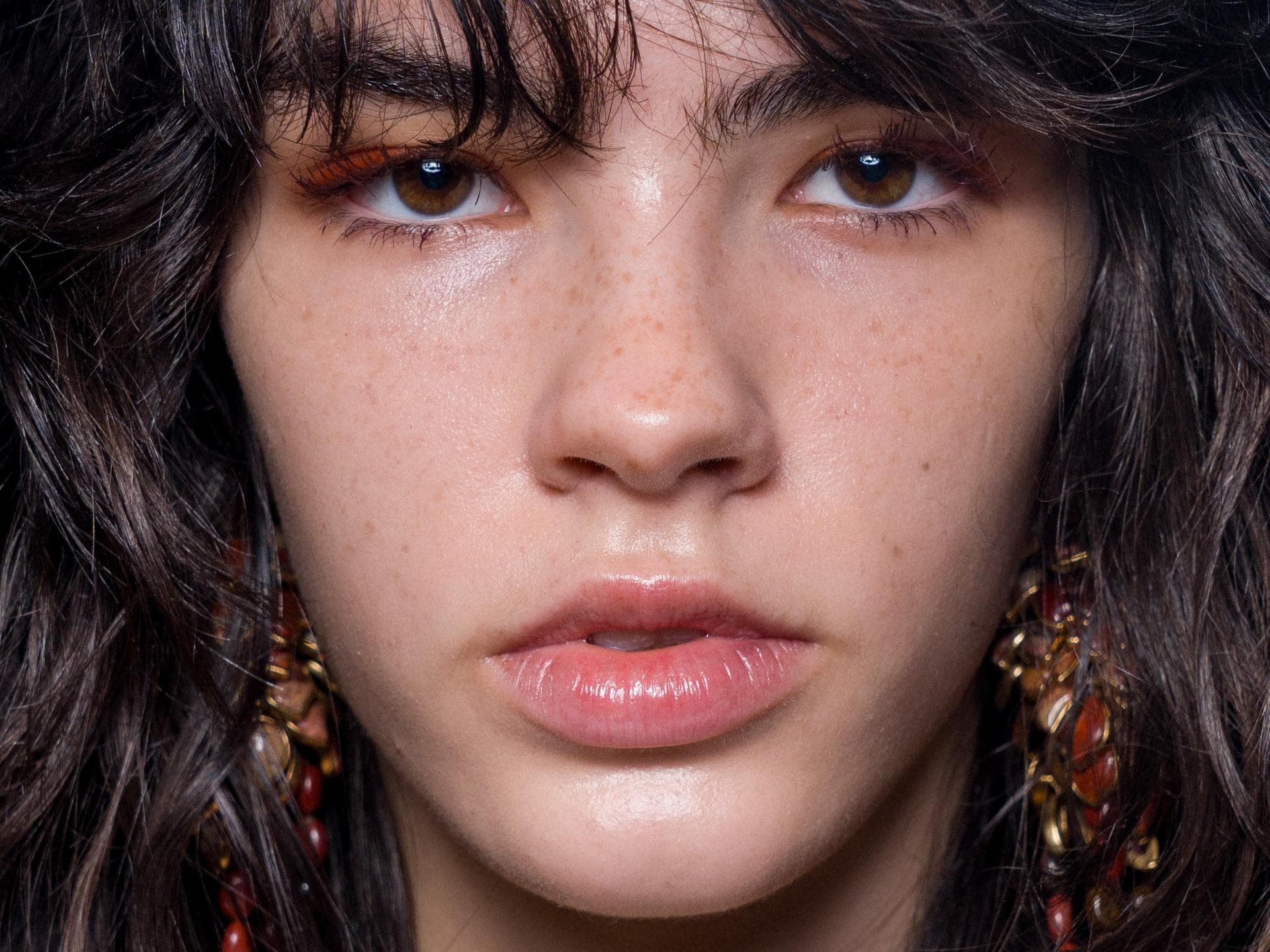 Die besten Fake Freckles gelingen mit dem 3-Euro-Drogerieprodukt – in unter 10 Sekunden