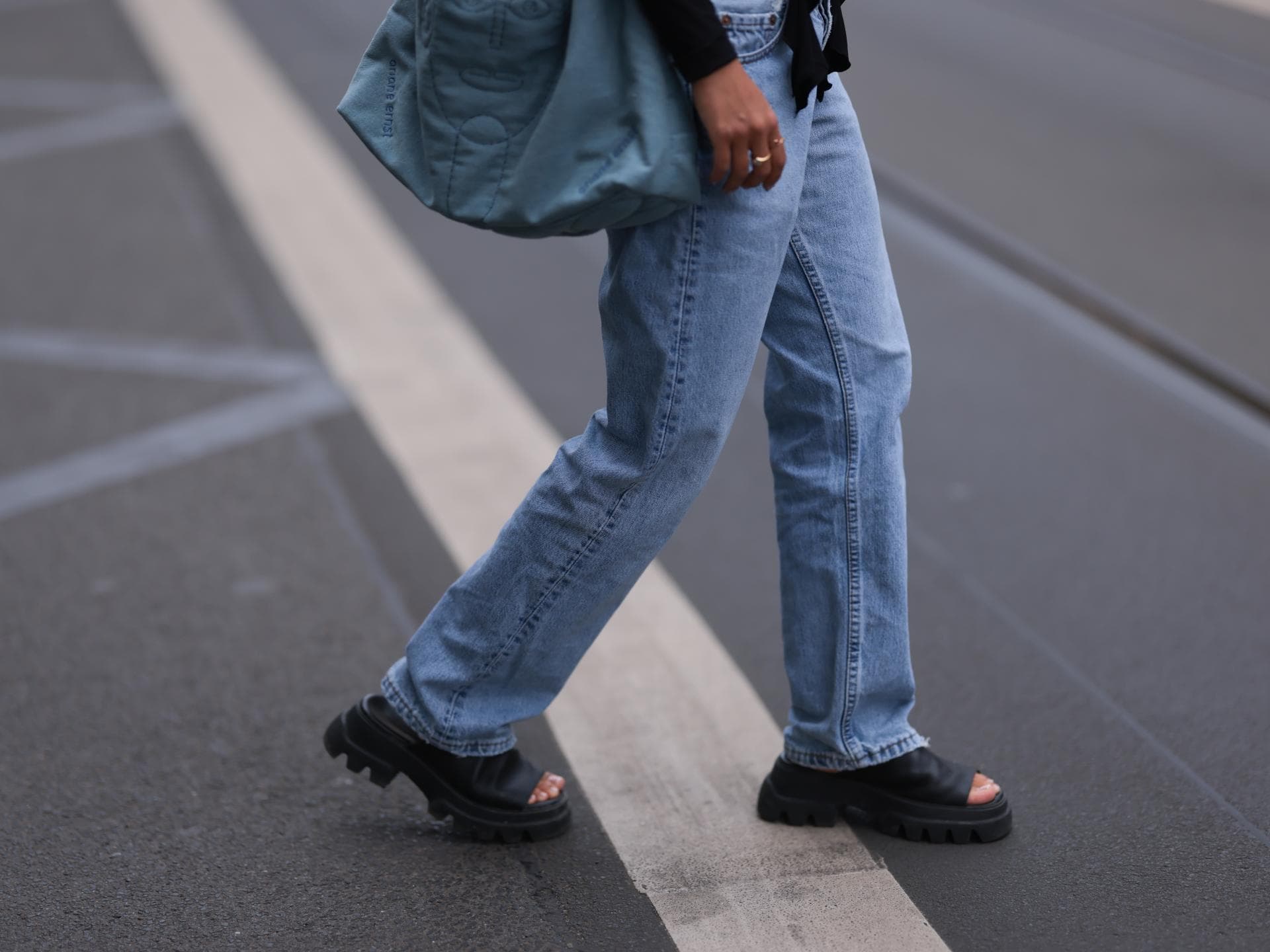 Schuh-Trends 2026: 3 flache Sandalen, die euch optisch lange Beine zaubern