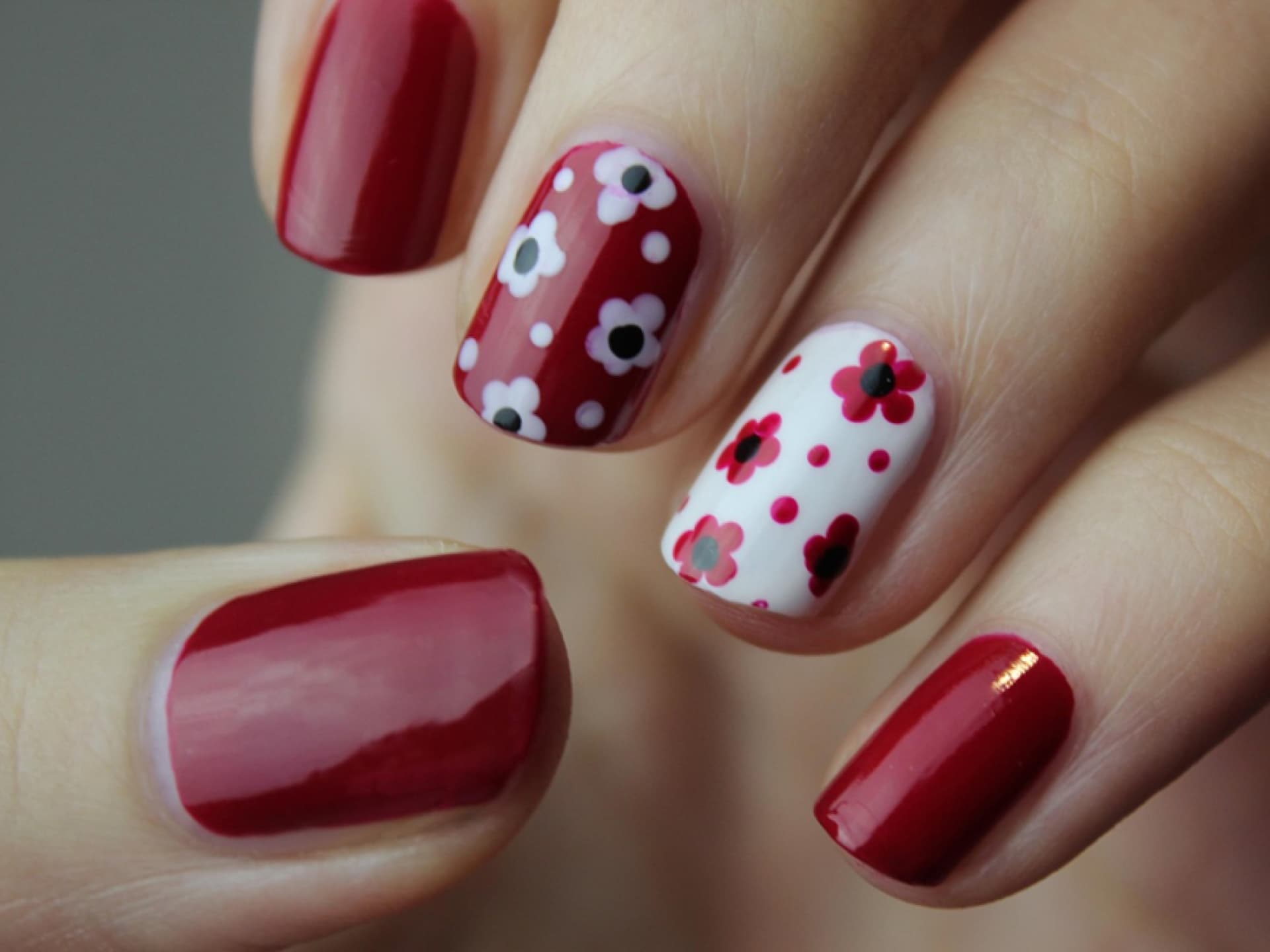 Nägel mit rotem Nagellack und verspieltem Design