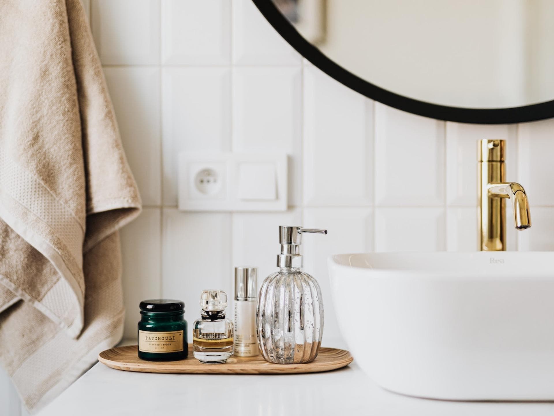 Ein Badezimmer mit stylischen Accessoires