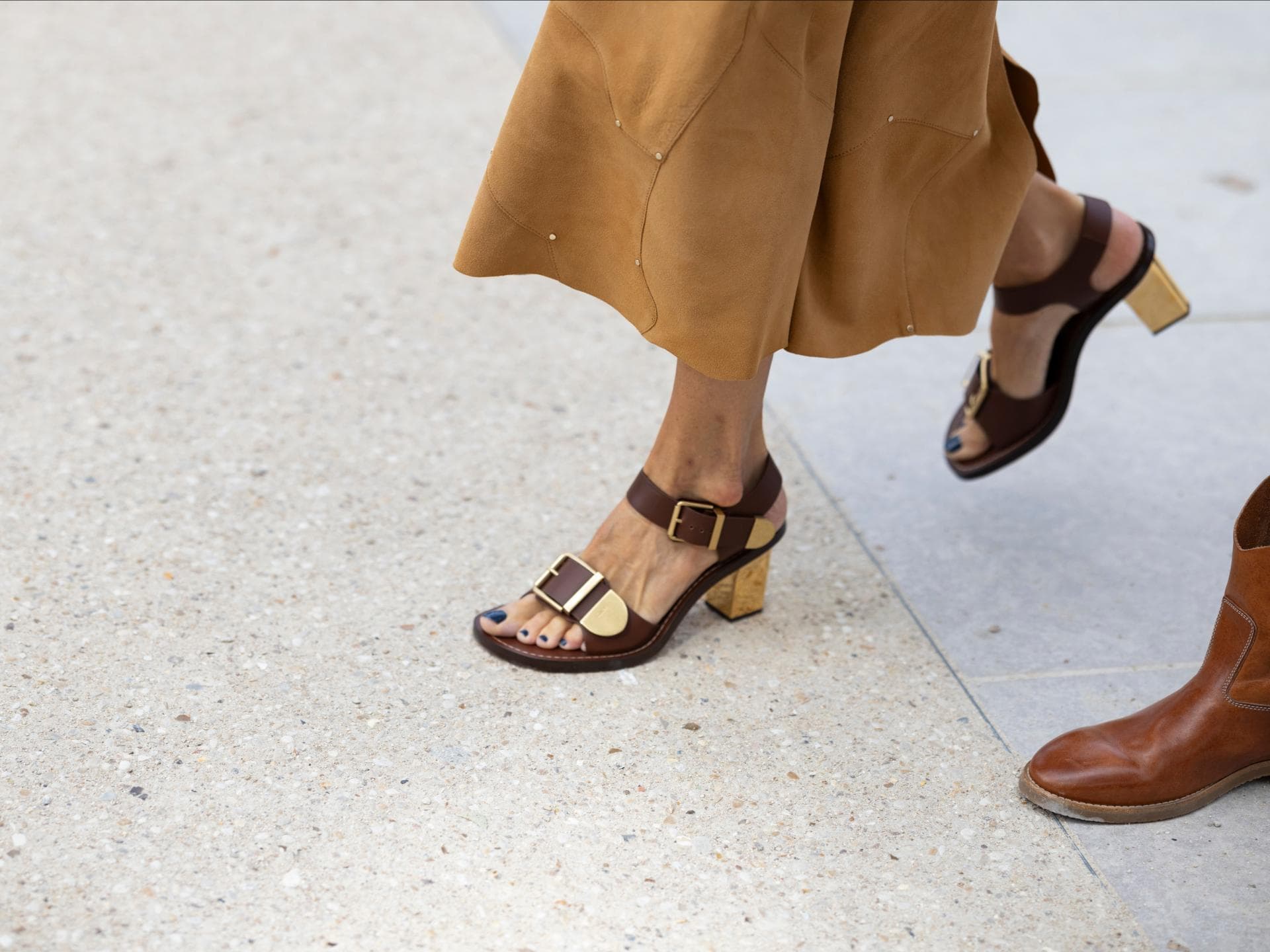 Outfits 2026: Braune Sandalen tragen jetzt wirklich alle – die 3 schönsten Modelle Outfits 2026: Braune Sandalen tragen jetzt wirklich alle – die 3 schönsten Modelle