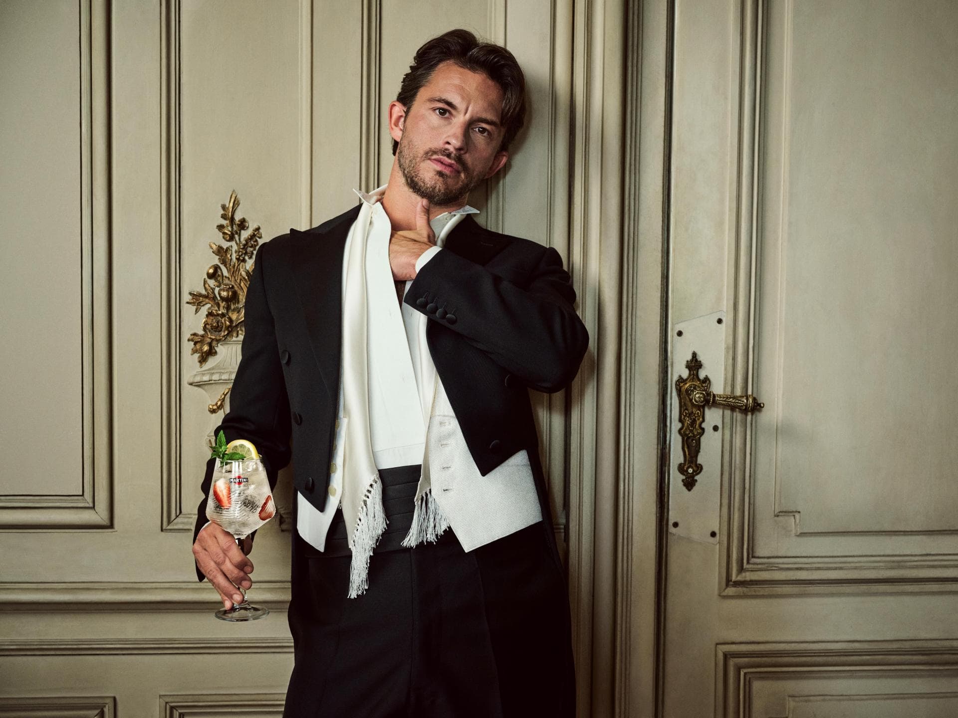 Jonathan Bailey im Interview: "Die Größe zu haben, sich selbst zu korrigieren, das ist wahre Stärke" Jonathan Bailey im Interview: "Die Größe zu haben, sich selbst zu korrigieren, das ist wahre Stärke"