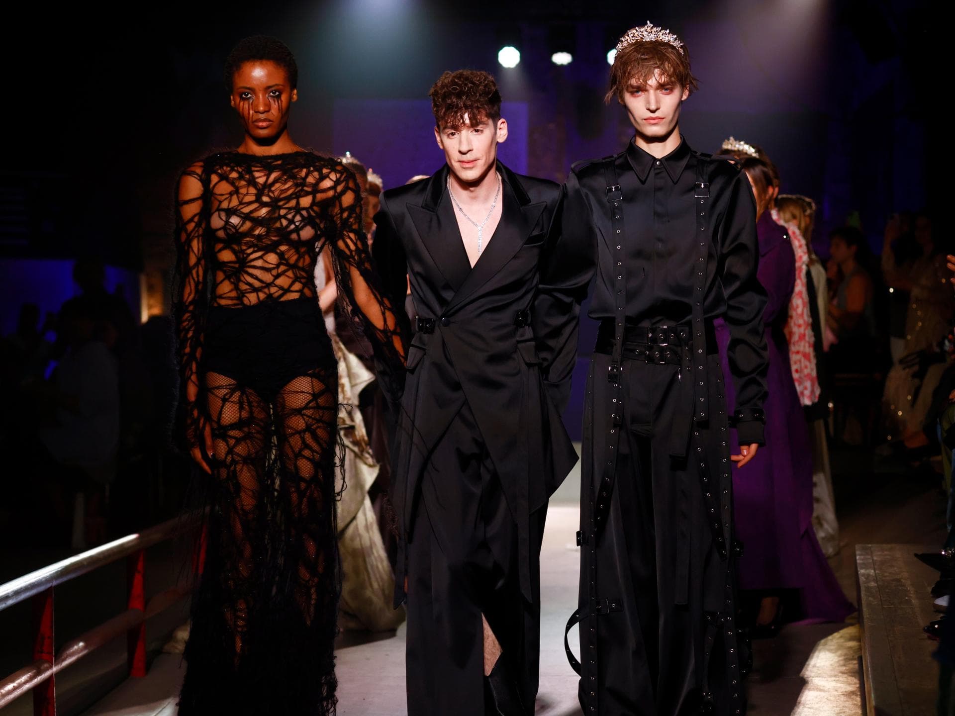 Kilian Kerner bei seiner Fashion Show Kilian Kerner auf dem Runway mit zwei Models