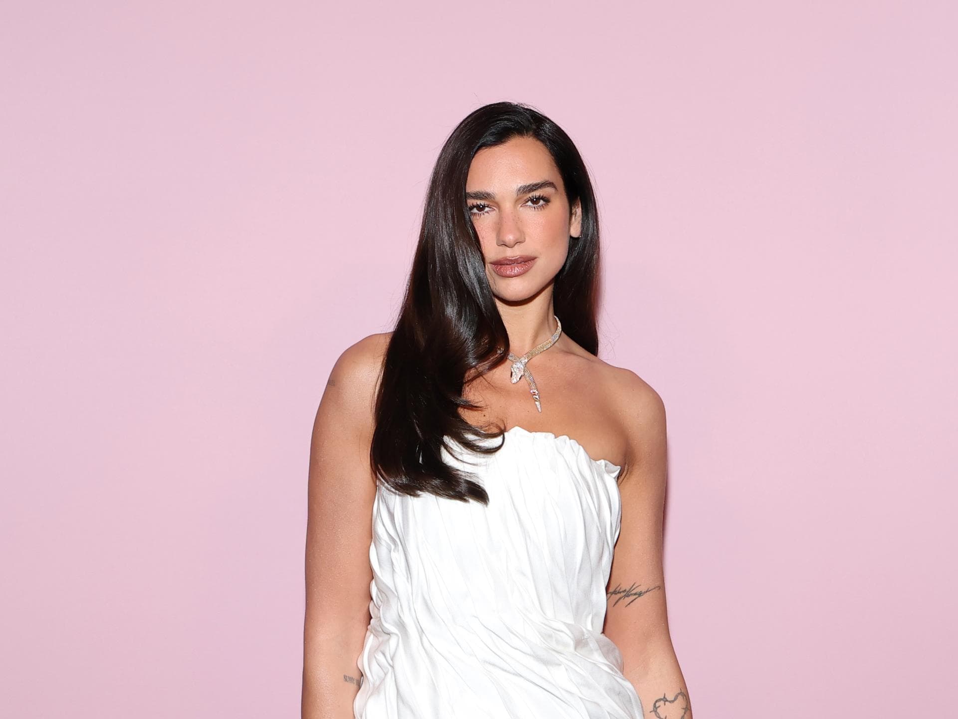 Dua Lipas zweifarbige Chanel-Ballerinas sind der Schuh-Trend der Cool Girls im Sommer 2026