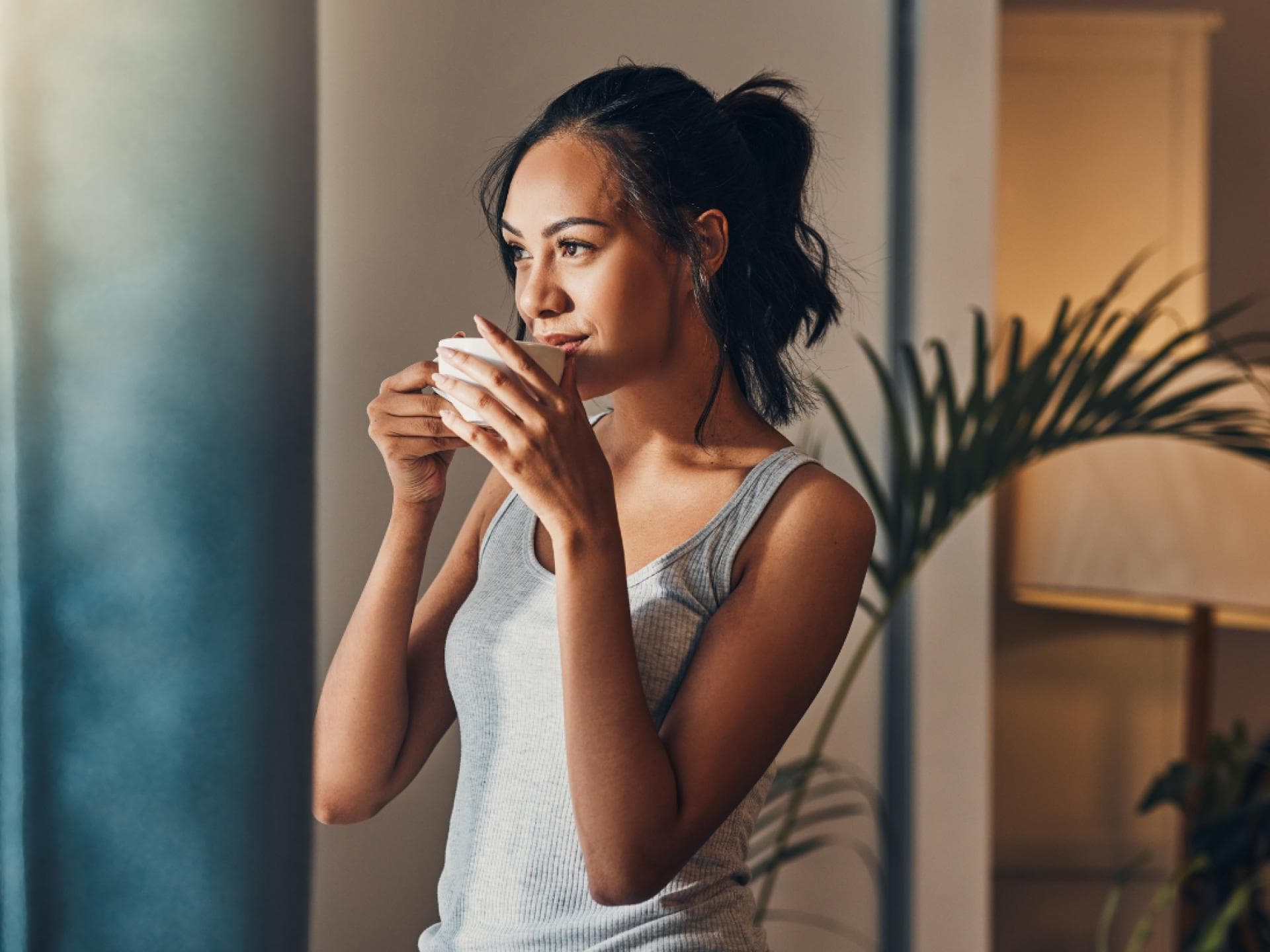 Eine Frau trinkt ihren Kaffee