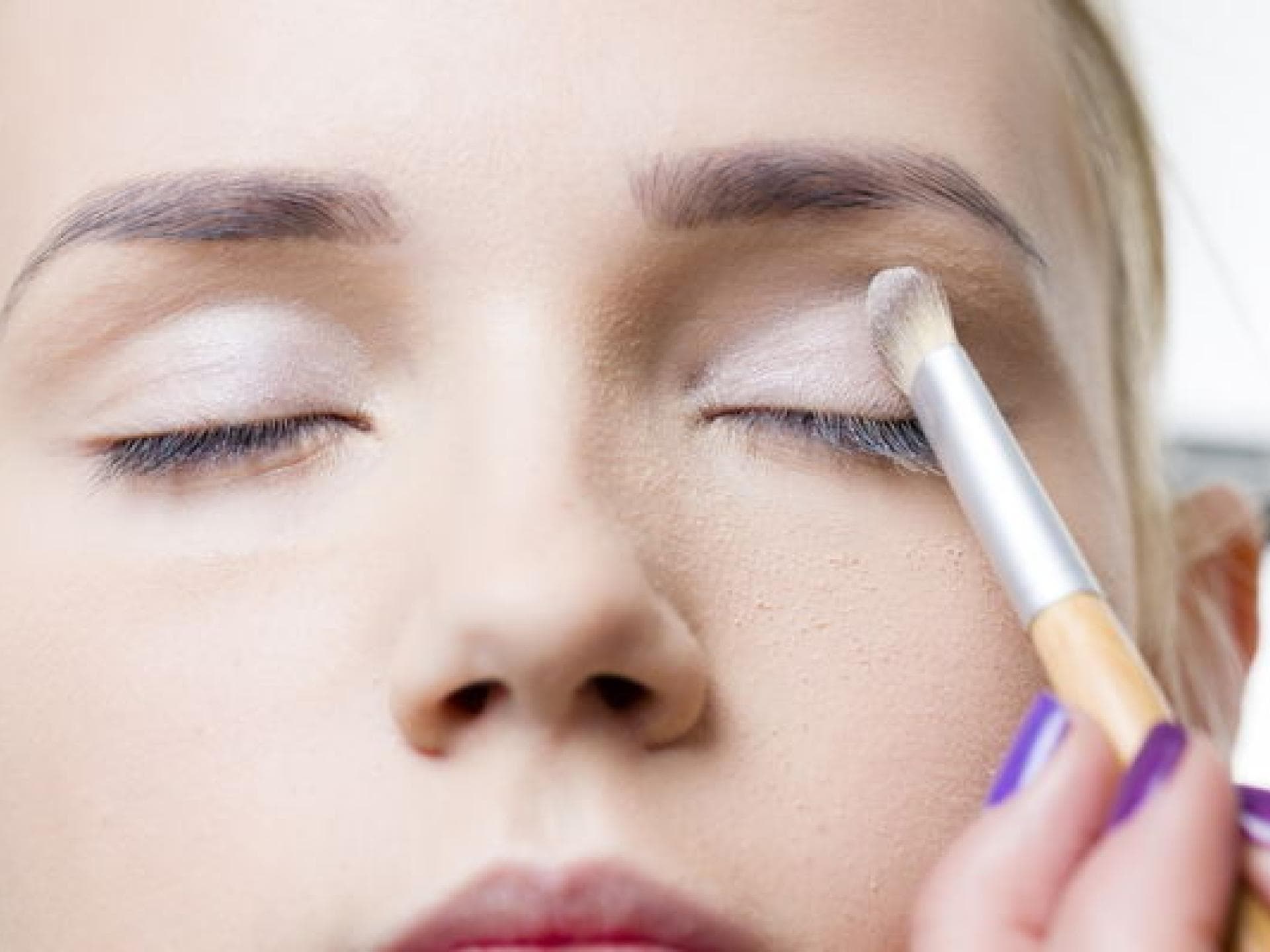 Loses Puder unter dem Mascara gibt den Wimpern ein Upgrade.