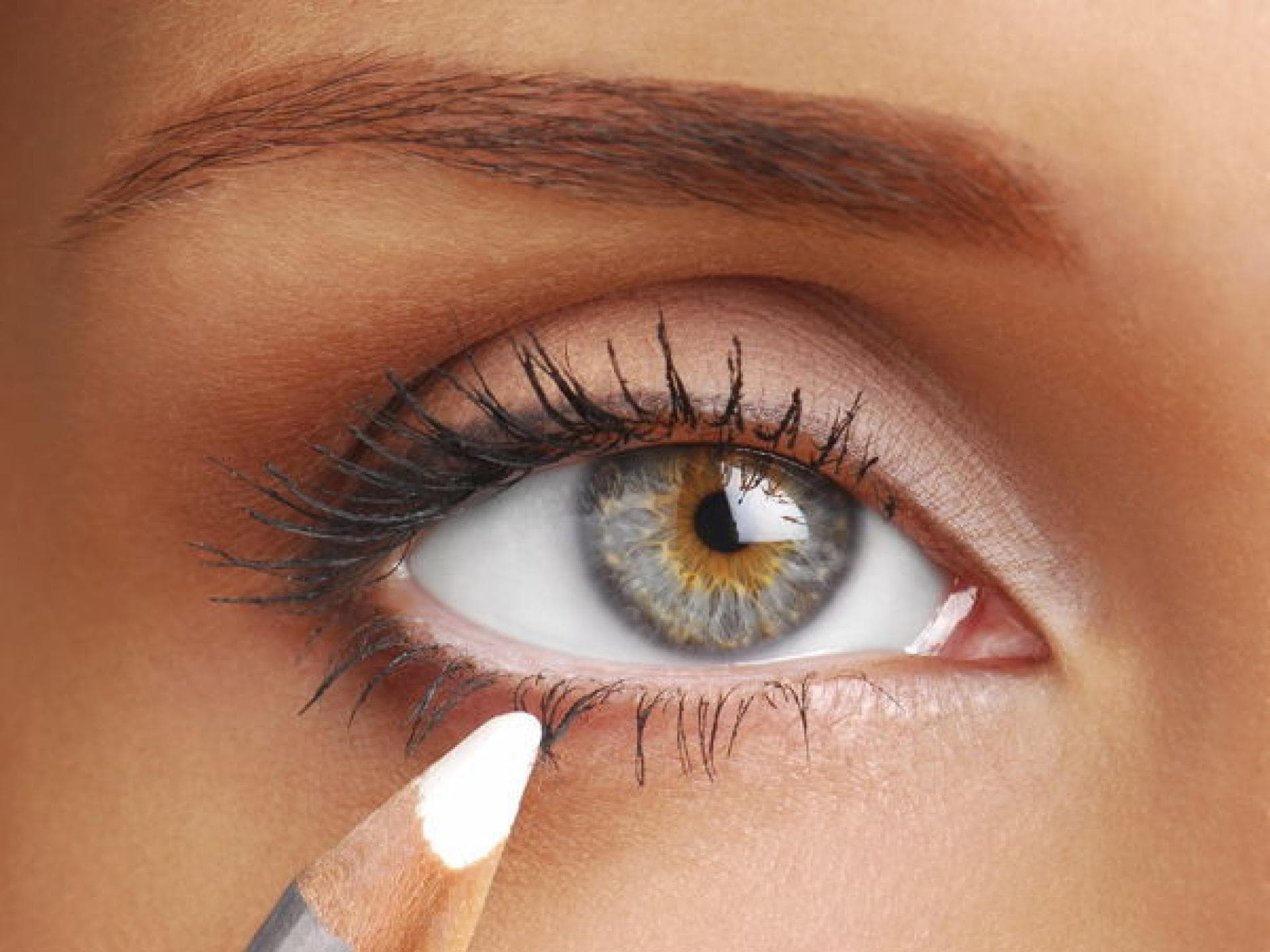 Weißer Eyeliner sorgt für einen frischen Look.