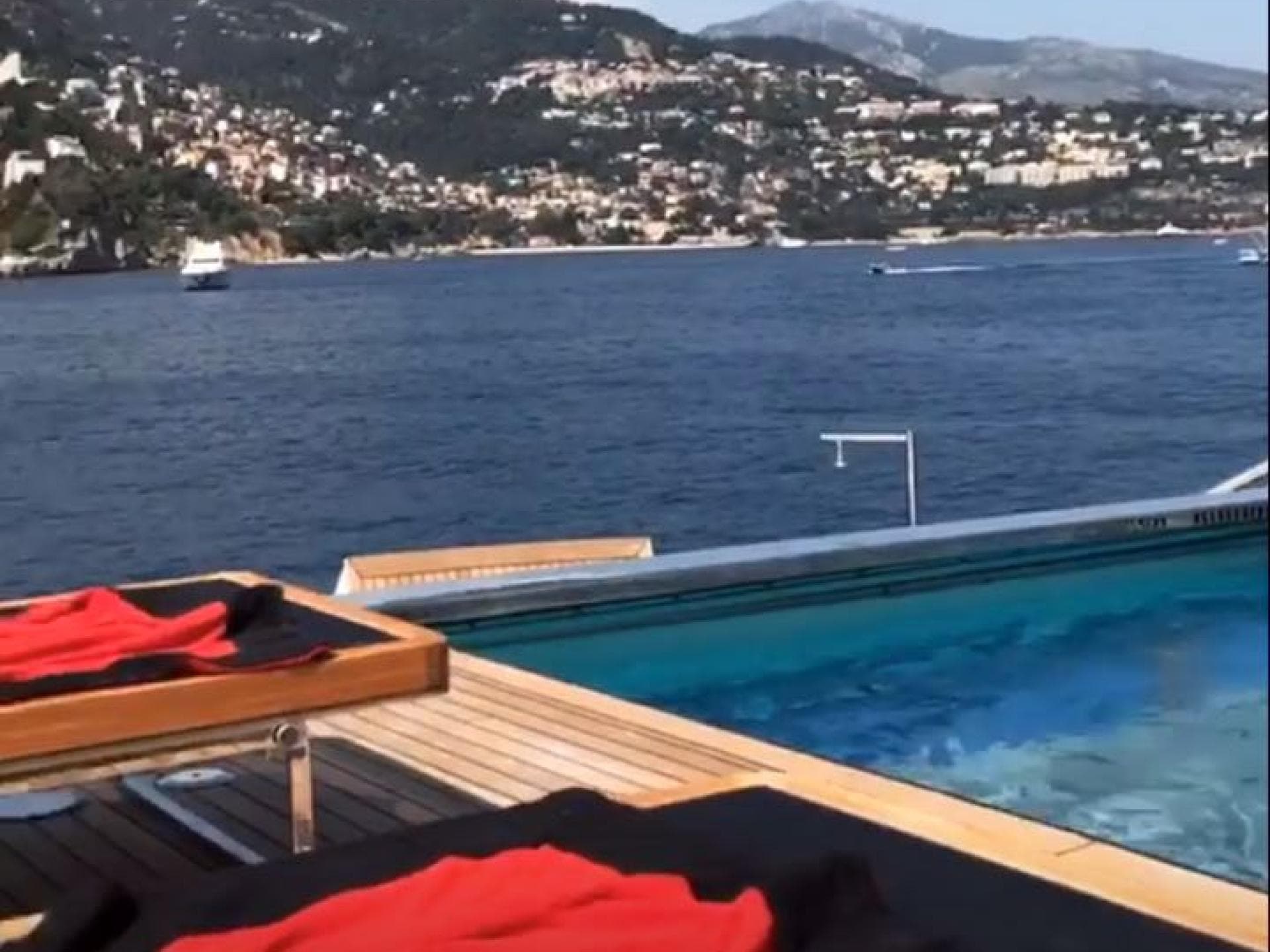 Bella Hadid verbringt Zeit auf Lewis Hamiltons Yacht