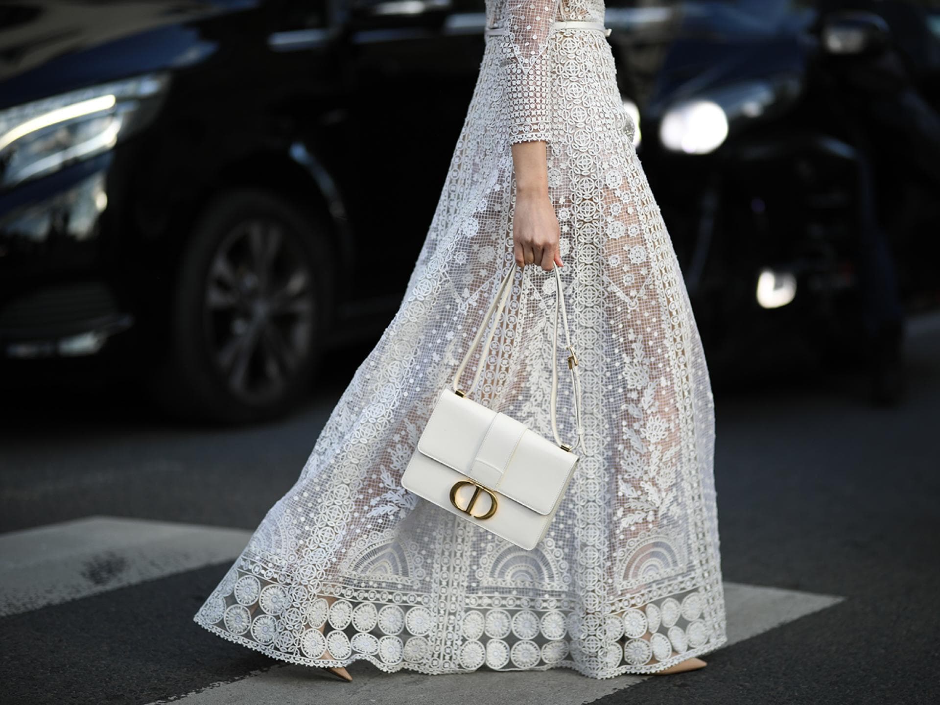 Frau in einem weißen Brautkleid
