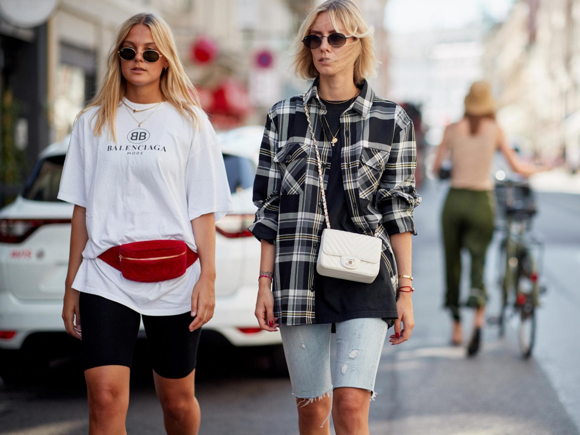 Zwei Frauen tragen Shorts und T-Shirst