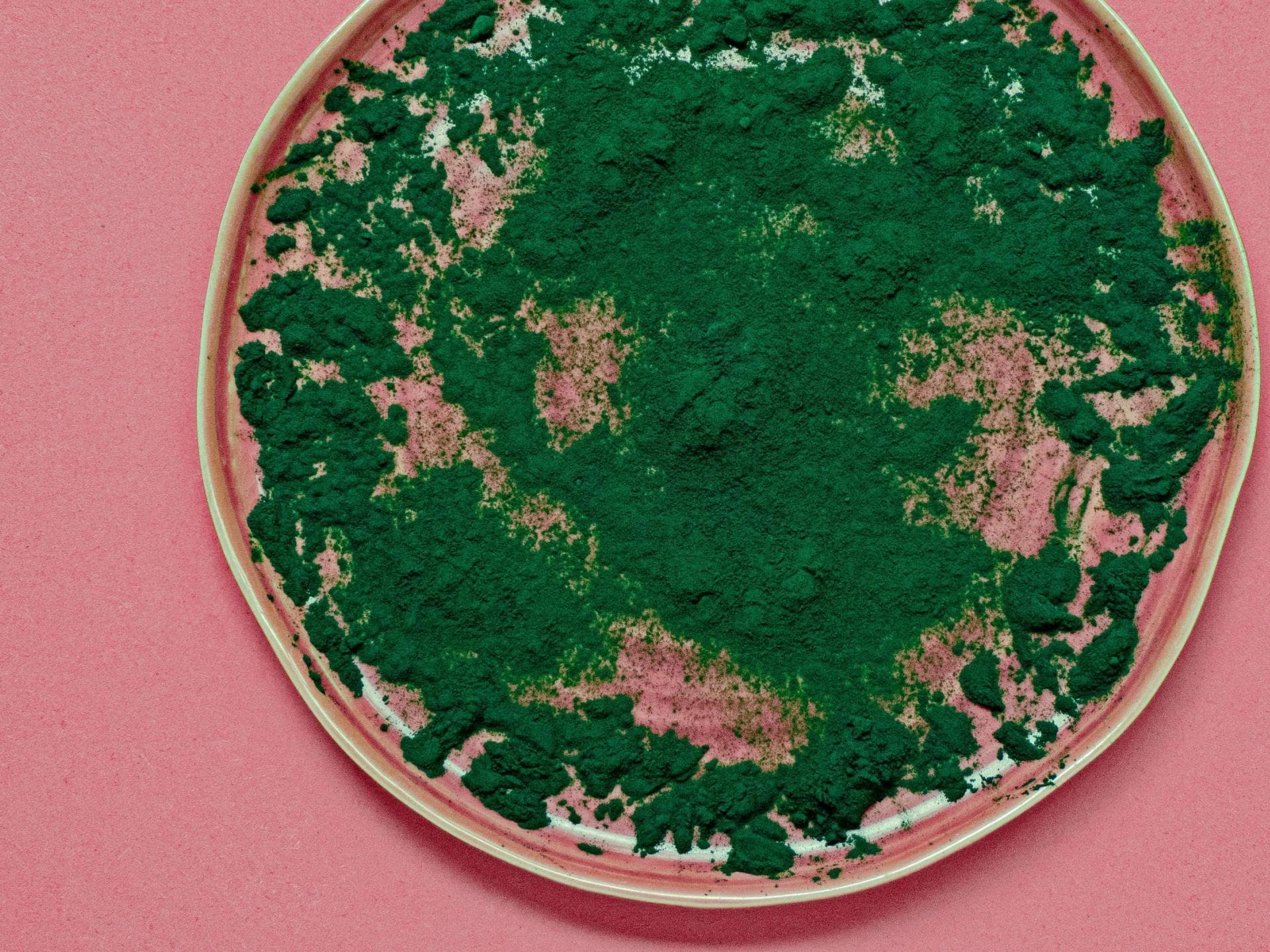 Spirulina wird als eines der beliebtesten Superfoods gehandelt und kann uns beim Abnehmen unterstützen.