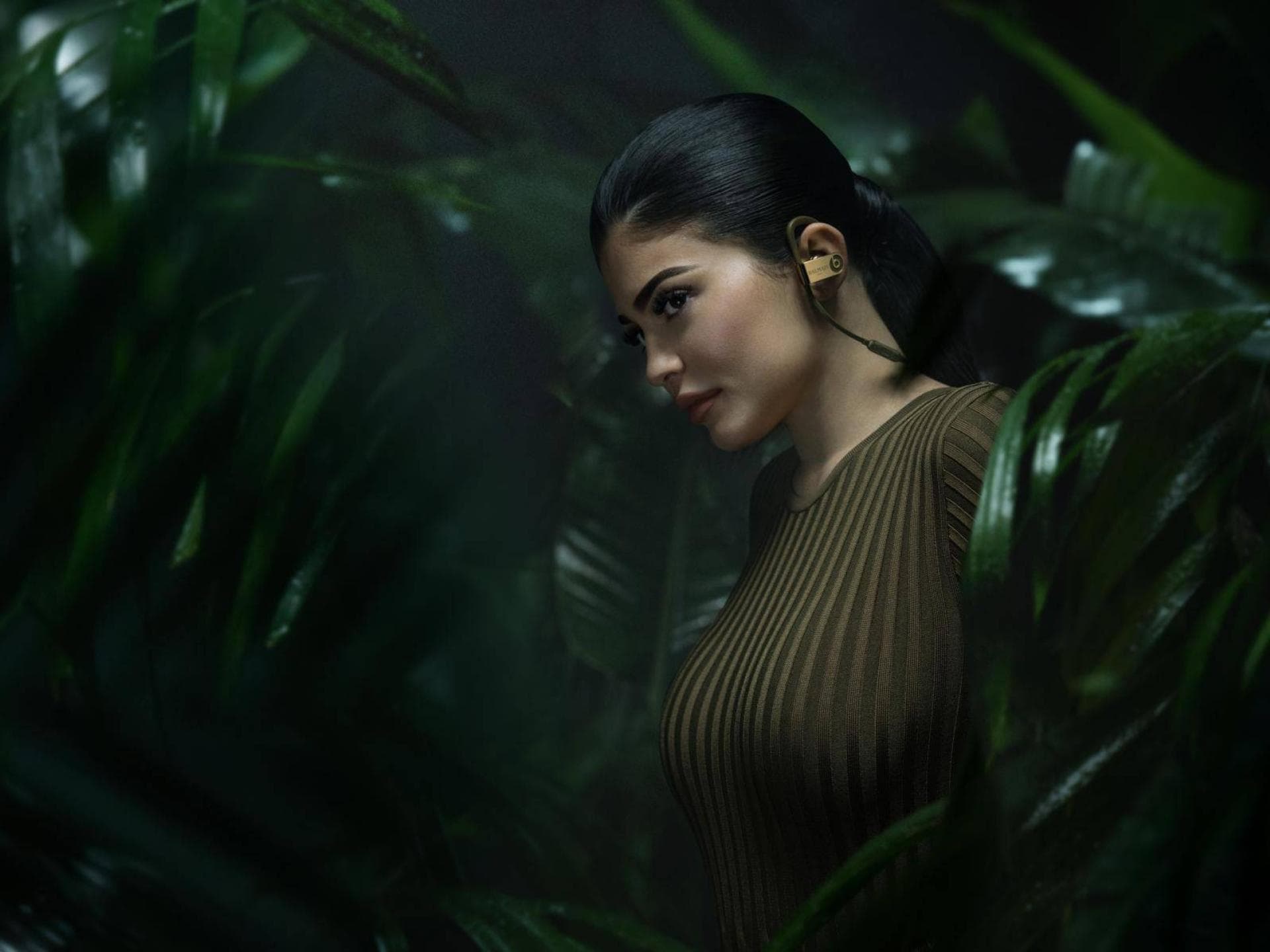 KylieJenner_Khaki_Beats_Balmain