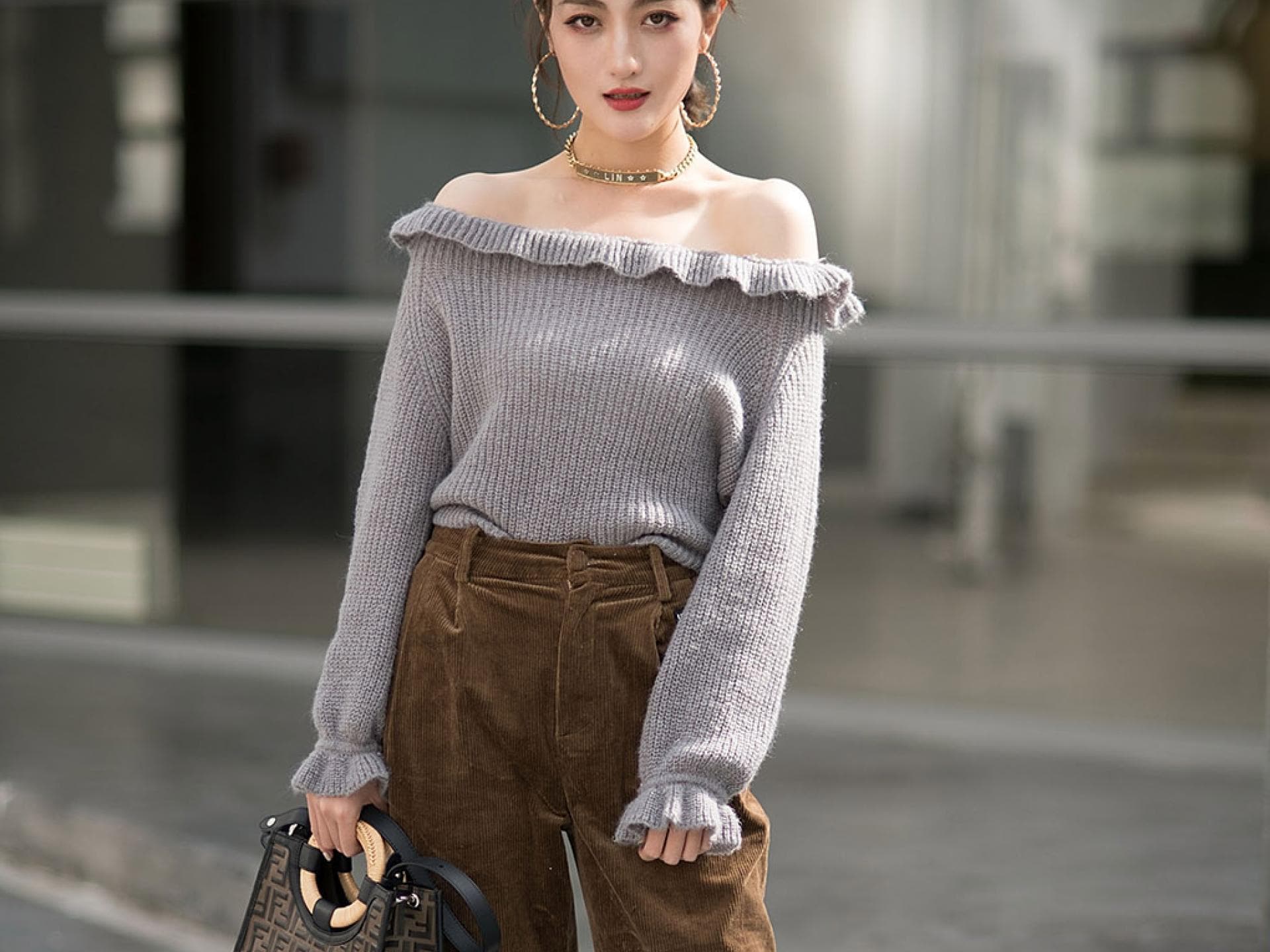 Grauer-Off-Shoulder-Pullover-Street-Style-Paris-Fashion-Week