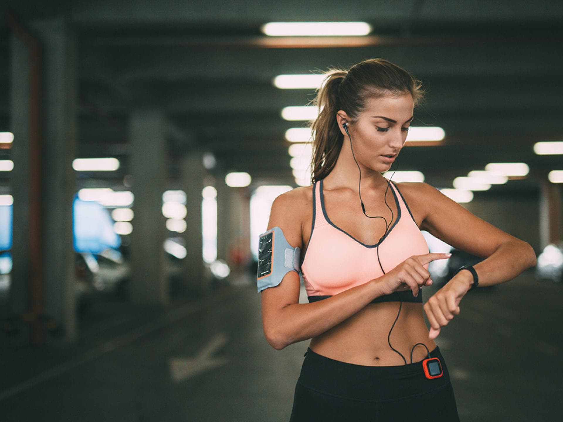 Smartwatch-junge-Frau-im-Training