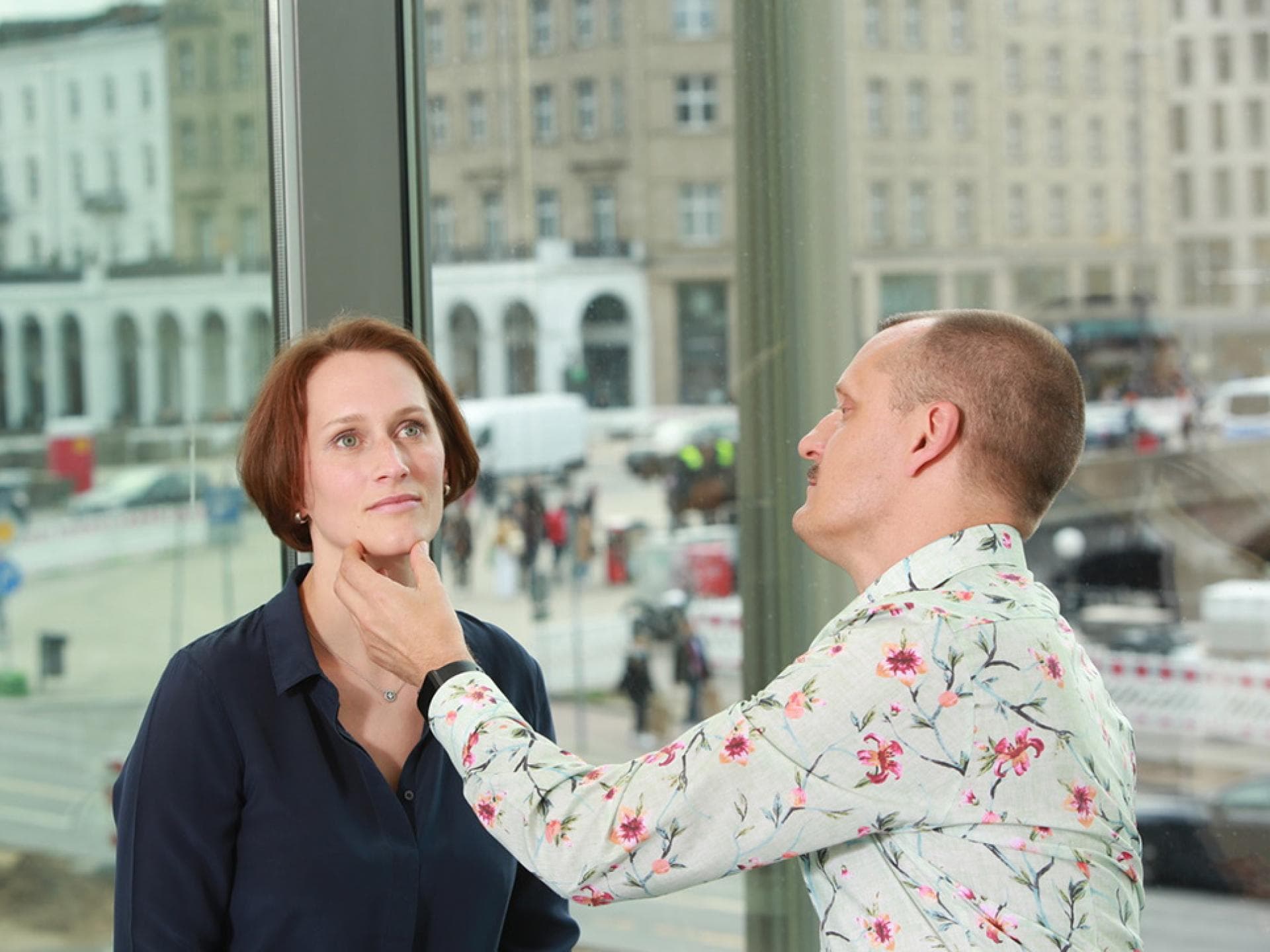 mann-fasst-mit-der-hand-das-gesicht-einer-frau-an