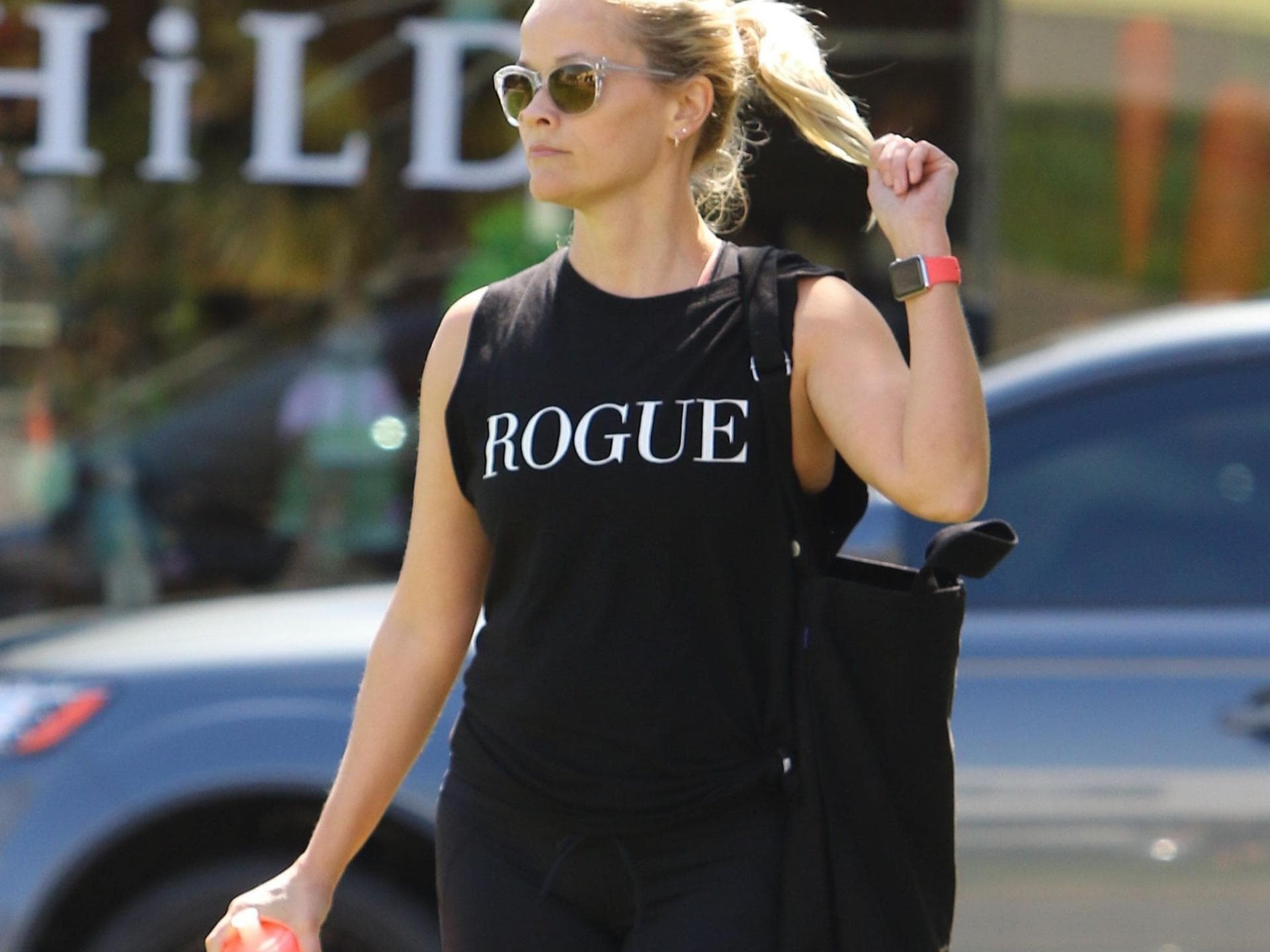 Reese-Witherspoon-in-einem-Sportoutfit