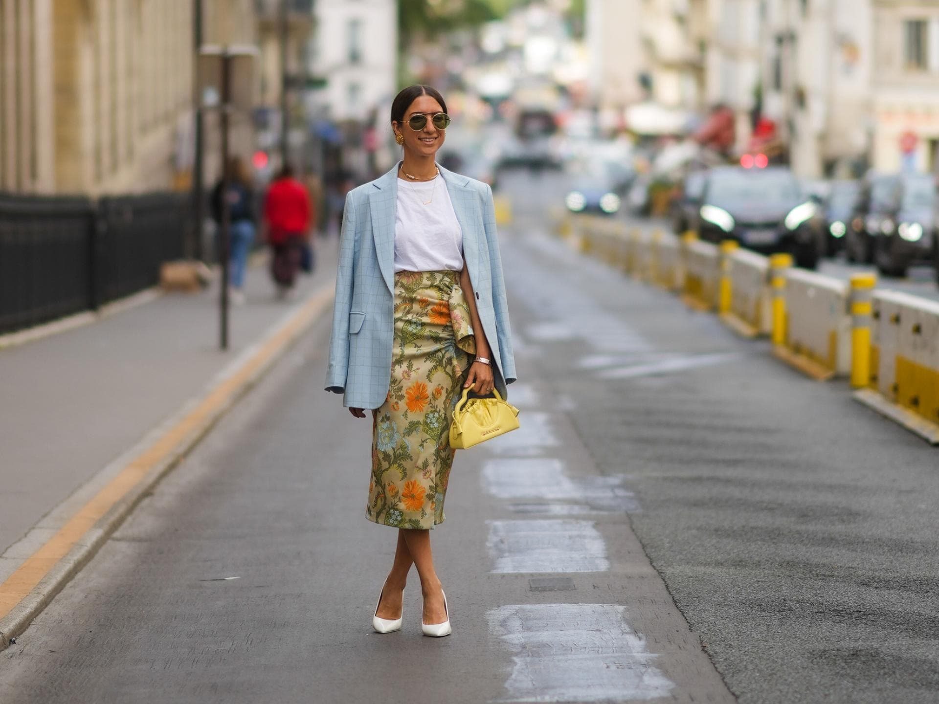 Frau-laeuft-in-einem-T-Shirt-einem-Rock-und-Blazer-auf-der-Strasse