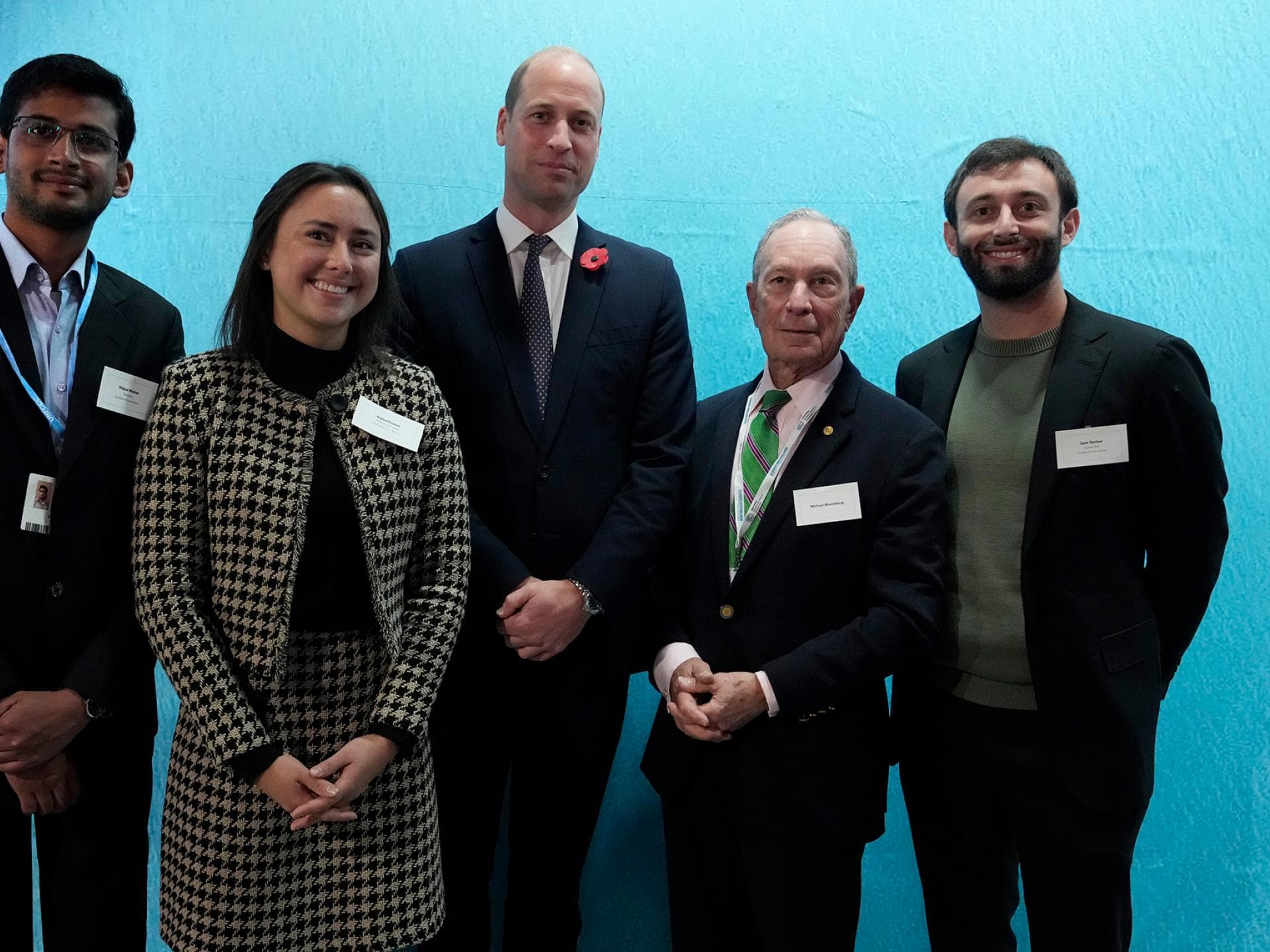 Prinz-William-mit-den-Gewinnern-des-Earthshot-Prize-vor-einer-Wand
