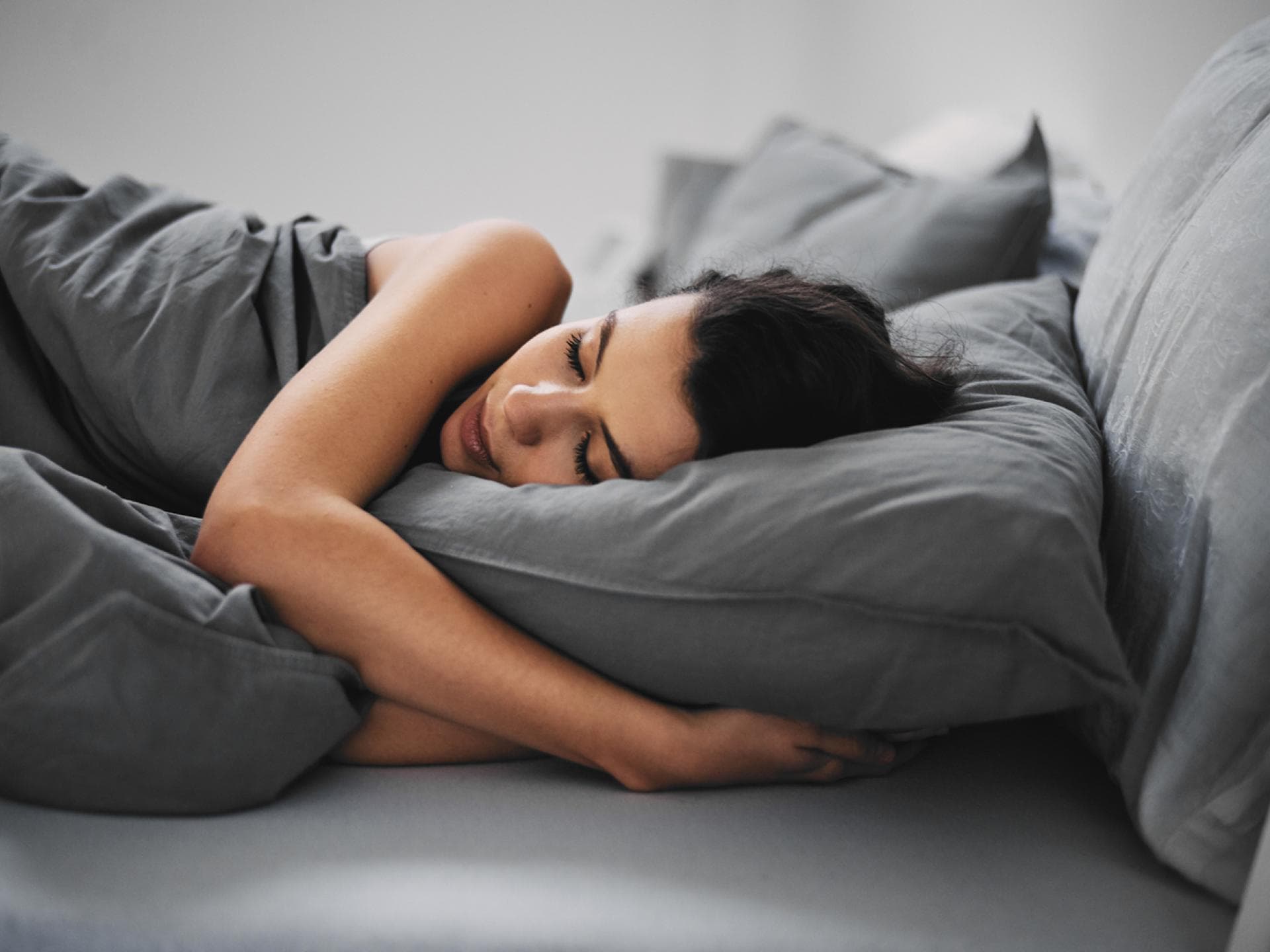 Falten wegschlafen: Mit diesem Schlaftrick sieht man am Morgen jünger aus 