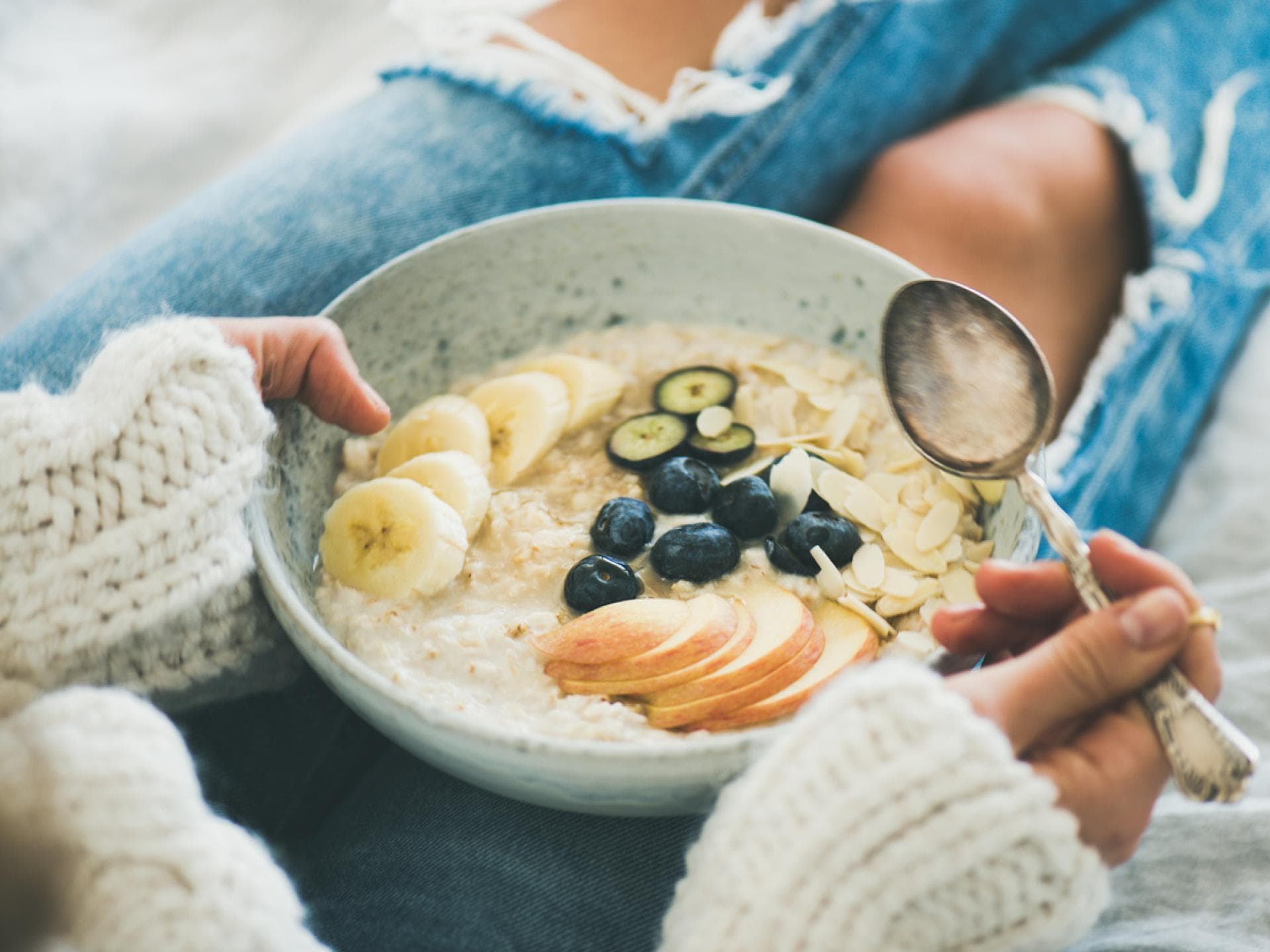 Haferflocken helfen beim Abnehmen. Wie der Porridge am Morgen zum Diät-Helfer wird, verraten wir hier. 